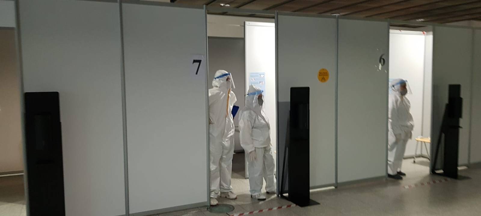 Am Dortmunder Flughafen läuft die Corona-Testung mittlerweile offenbar reibungslos. Die Ankommenden werden in vier Warteschlangen eingeteilt. Eine davon ist die sogenannte "Fast Line". Sie ist zum Beispiel für Reisende mit kleinen Kindern reserviert oder für Menschen mit einer Behinderung.