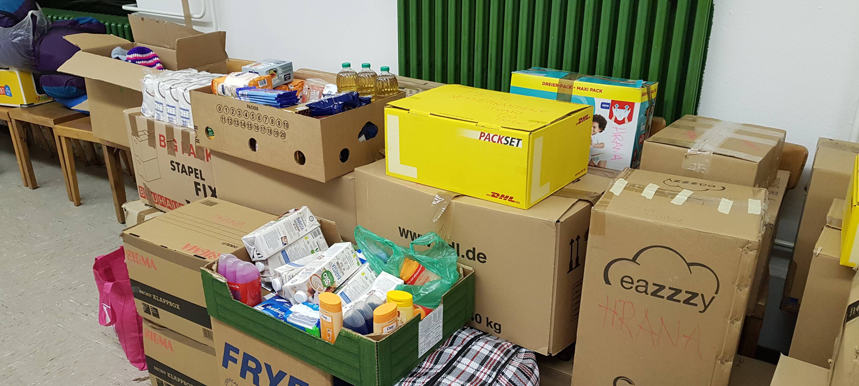 Viele Dortmunder haben haltbare Nahrungsmittel gespendet, wie Nudeln, Mehl und Öl, dazu Hygieneartikel, Desinfektionsmittel und Erste Hilfe Pakete aber auch Winterkleidung, Tiernahrung und Spielzeug.