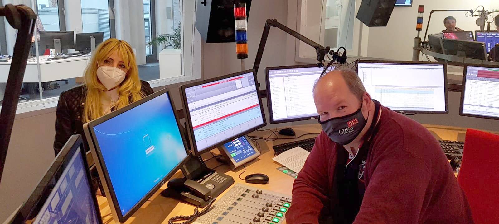 Die Friseurbetriebe sind schon seit Wochen im Corona-Lockdown. Für viele dieser kleinen Betriebe geht es inzwischen um die Existenz. Zum Beispiel für die Cutfactory von Bianka Bergler. Ihre fünf Mitarbeiter sind inzwischen in Kurzarbeit, keiner weiß, wie und wann es weitergeht. Wir haben mir Bianka gesprochen.