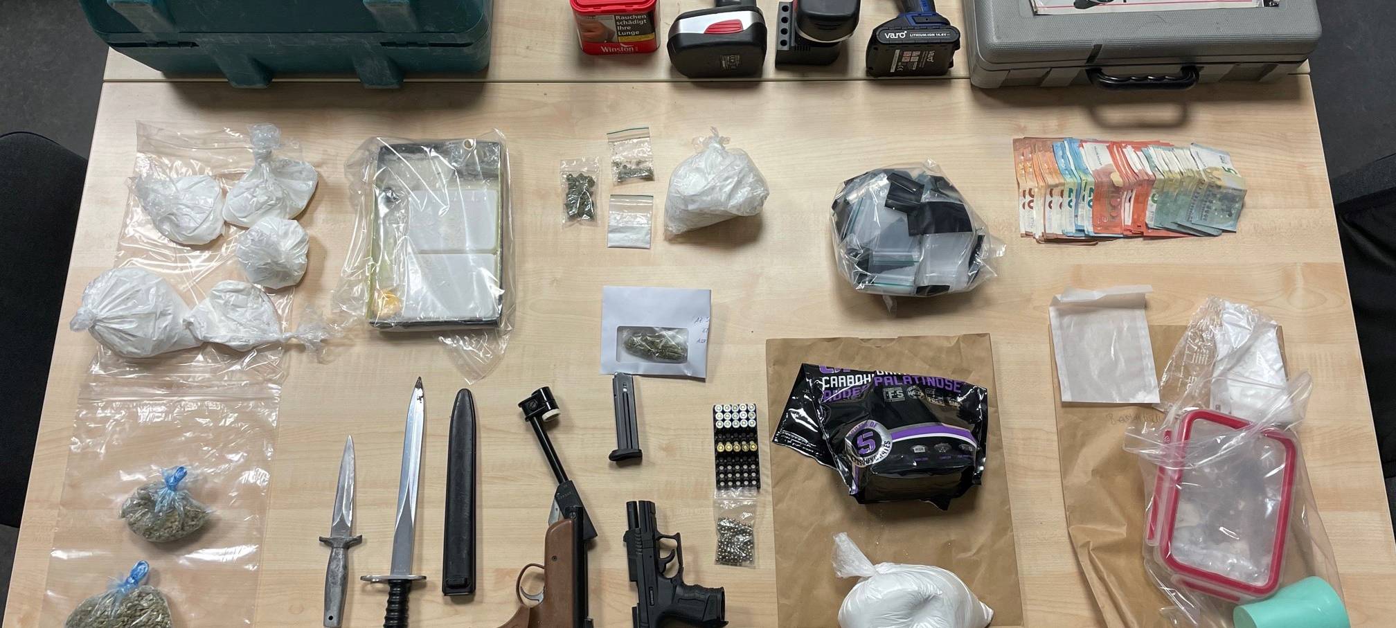 Wohnungsdurchsuchung: Polizei Dortmund findet Waffen, Betäubungsmittel und Diebesgut