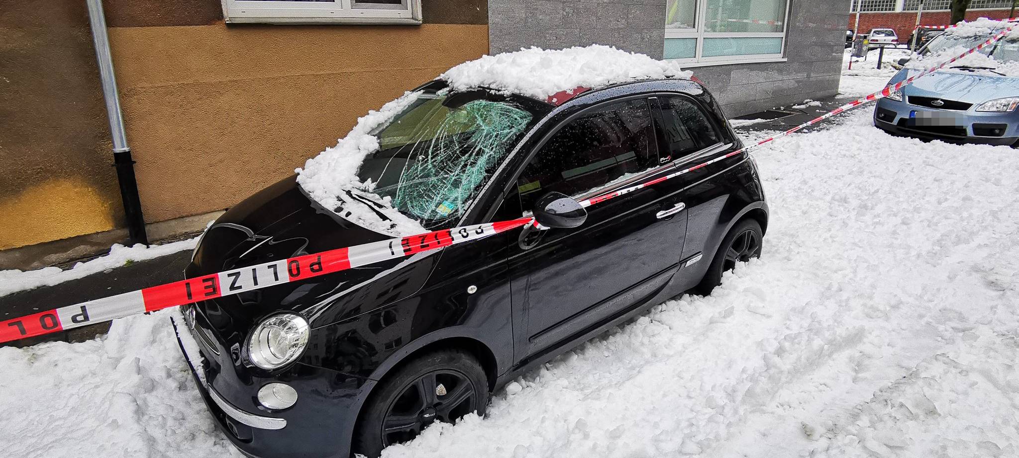 Dortmund: Dachlawine beschädigt Autos
