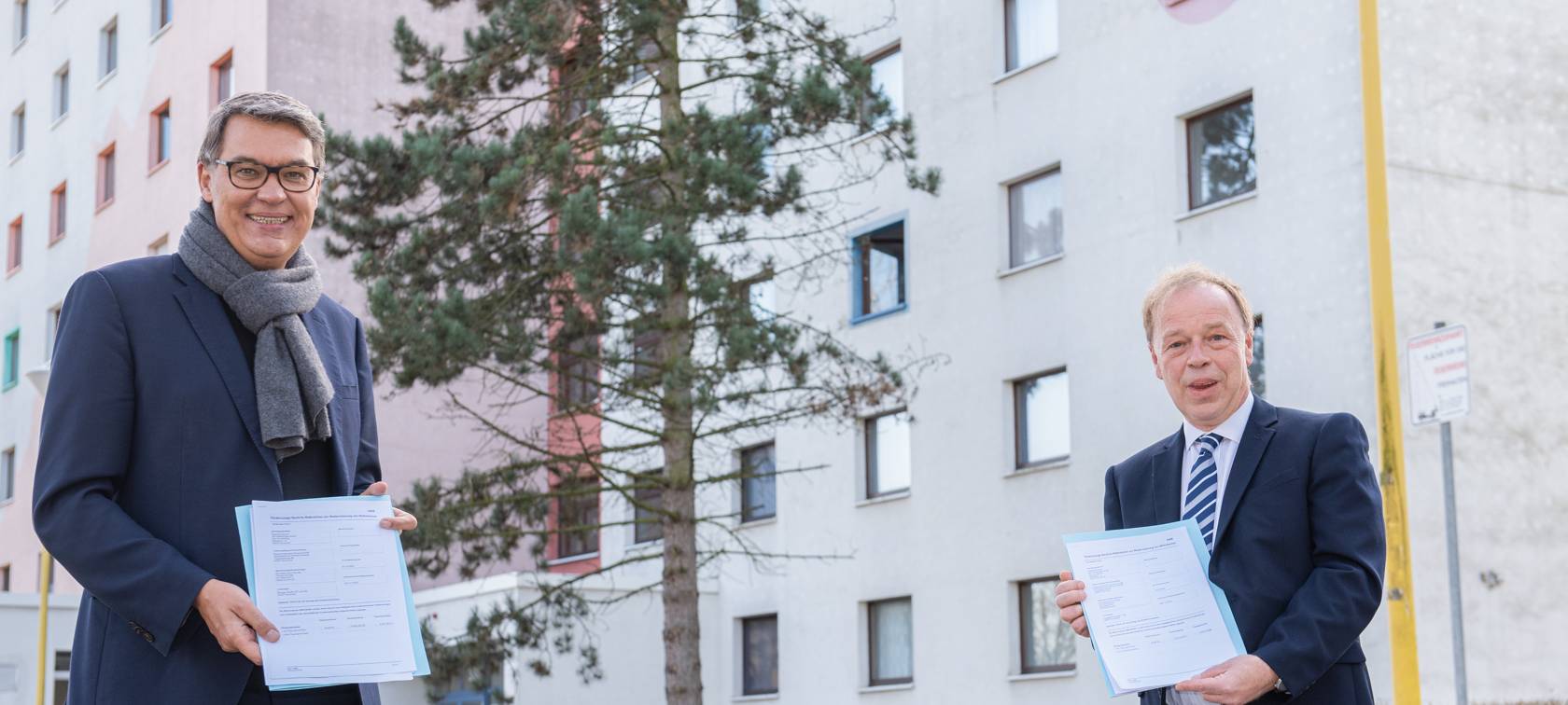 Oberbürgermeister Thomas Westphal übergab den Förderbescheid an Thomas Schlootz, den Geschäftsführer des Studierendenwerks Dortmund.