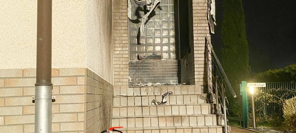 Dortmunder löscht Feuer im Hauseingang selbst