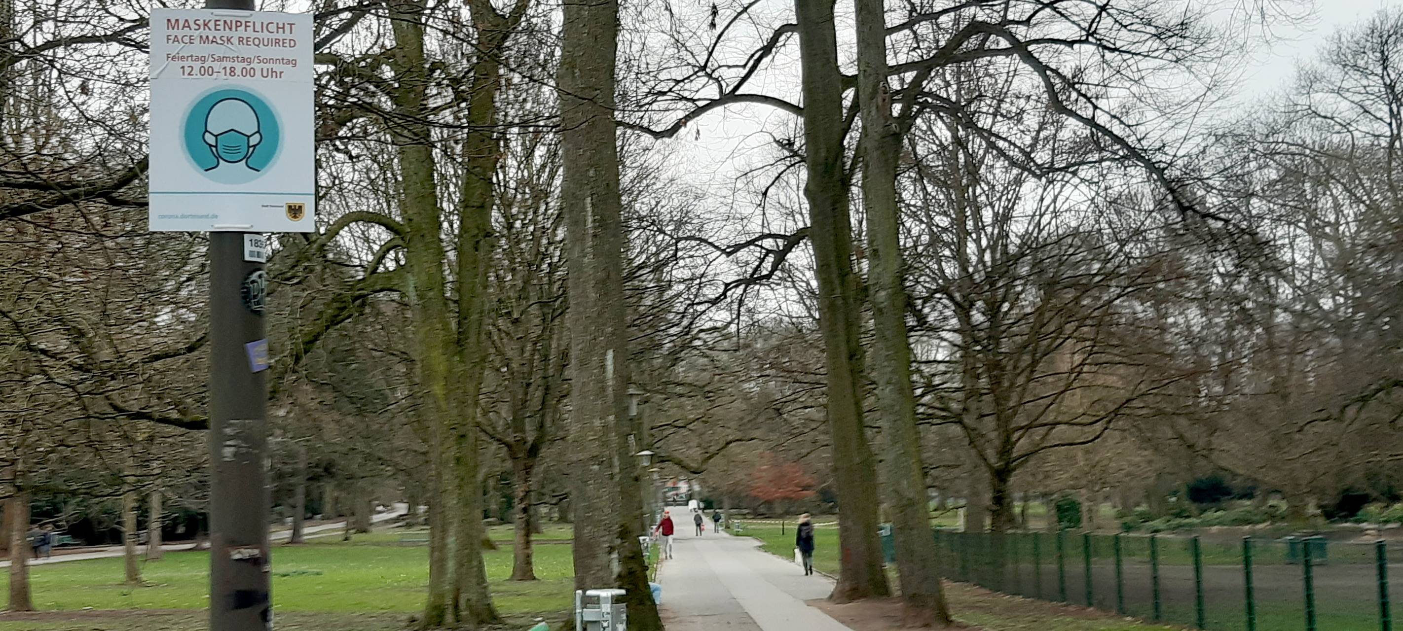 Maskenpflicht im Dortmunder Park.
