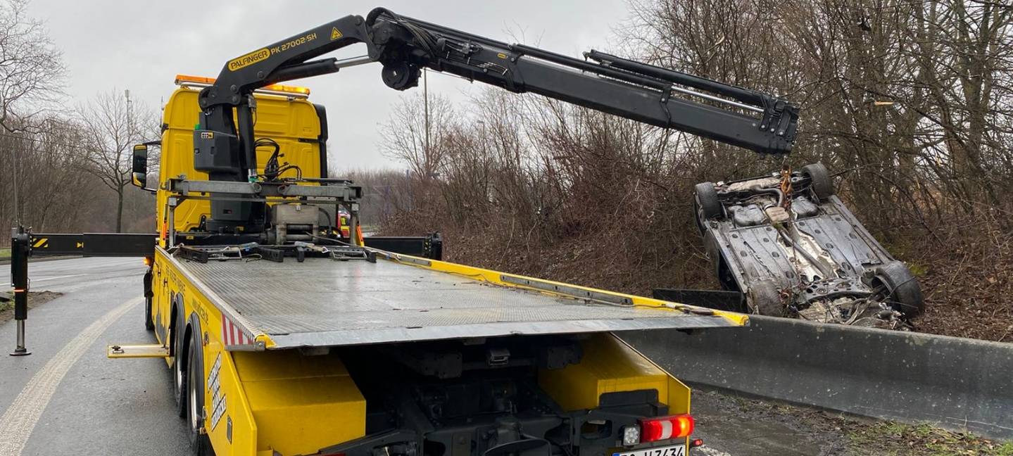 Unfall auf der B1: Polizei sucht mit Drohne nach Flüchtigem