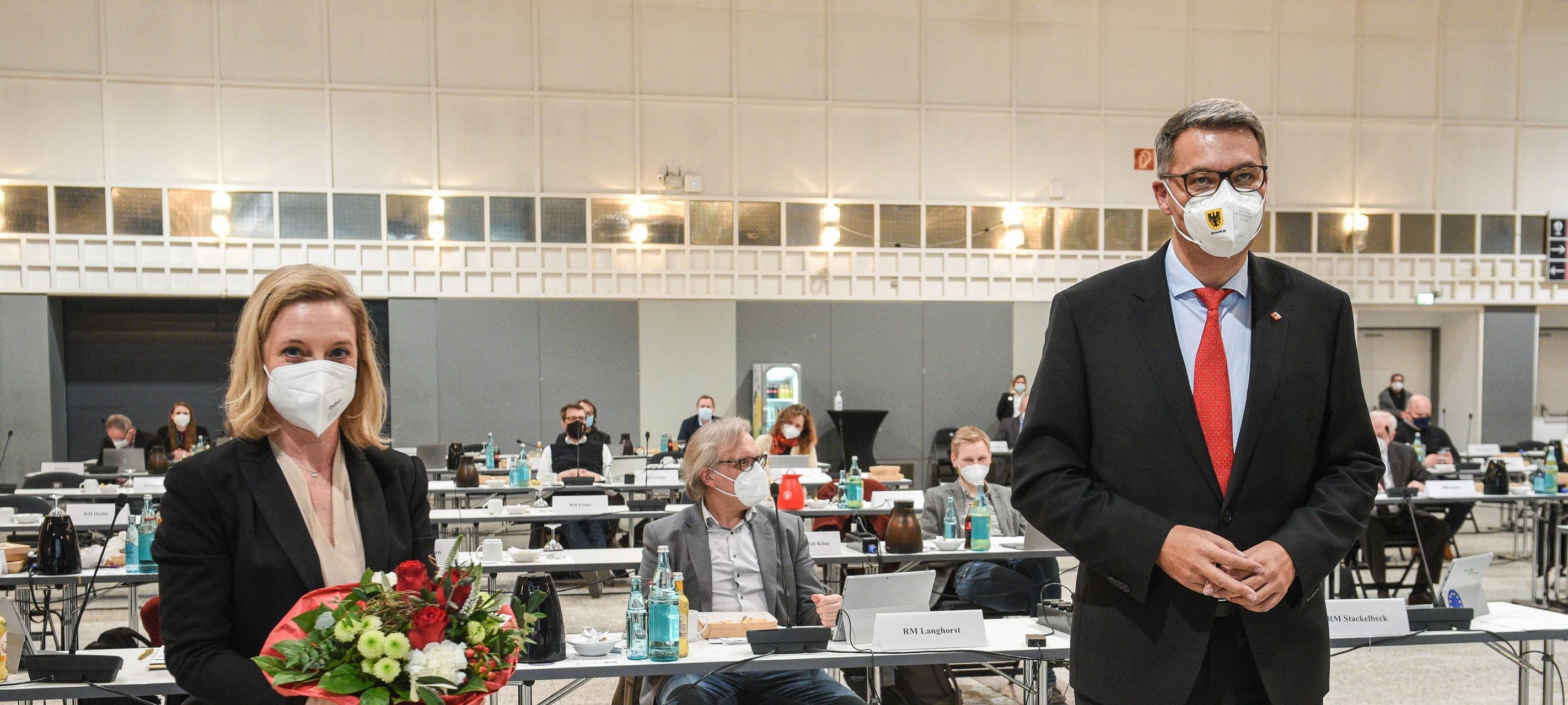 Oberbürgermeister Thomas Westphal gratulierte Heike Marzen nach der Bestellung durch den Rat.