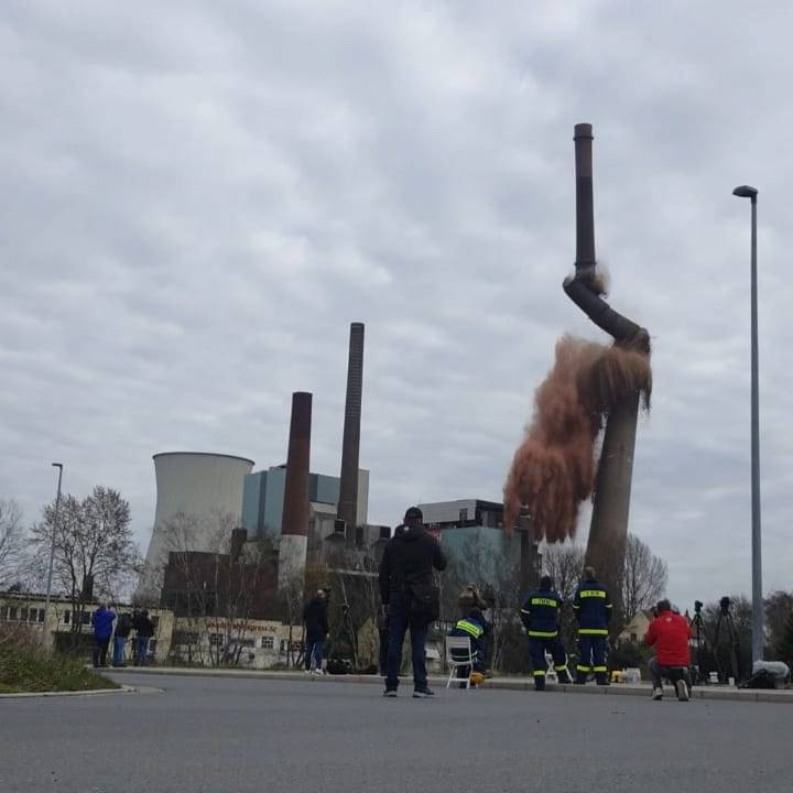 Spektakuläre Sprengung: Kraftwerk-Schornstein kippt - Radio 91.2