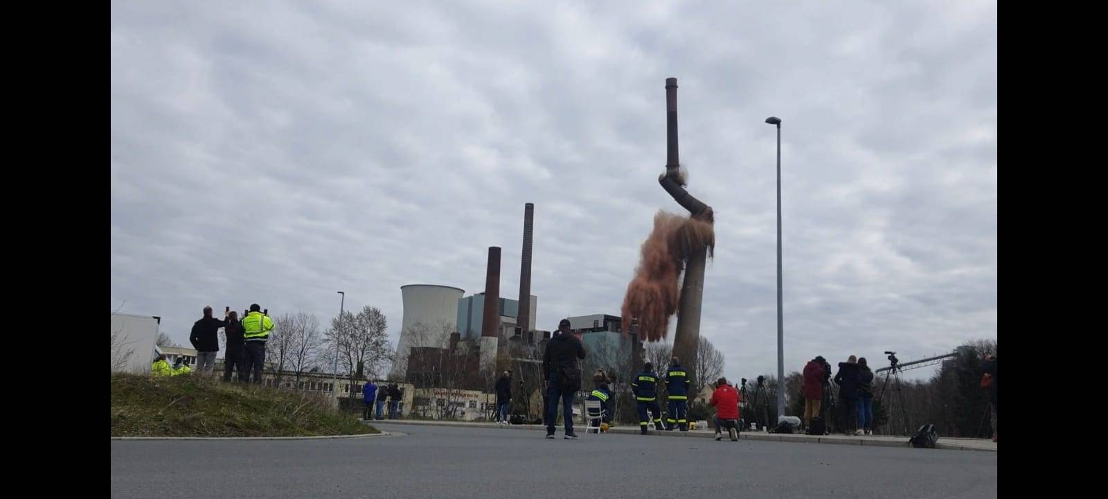 Spektakuläre Sprengung: Kraftwerk-Schornstein kippt