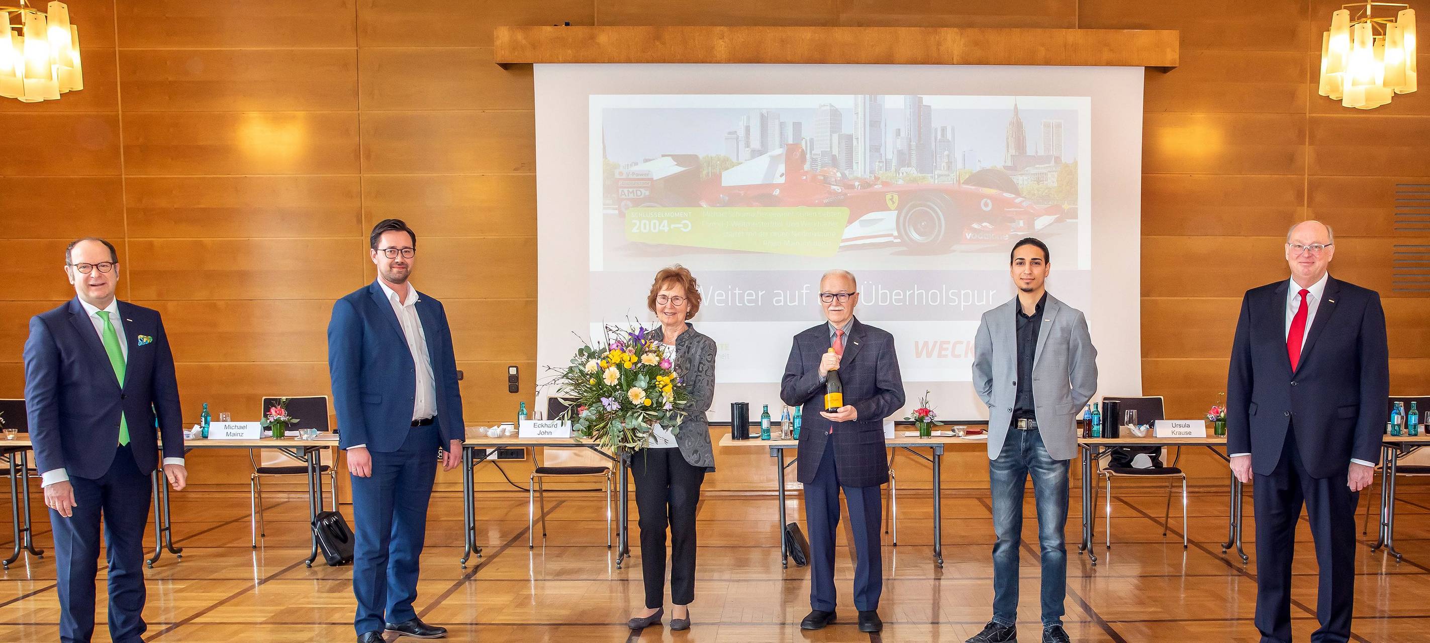 Freuen sich über 75 Jahre Weckbacher v.l.n.r.: Dirk Rutenhofer, Geschäftsführer der Weckbacher Sicherheitssysteme GmbH, Dennis Ochmann, Prokurist und Gesamtvertriebsleiter der Weckbacher Sicherheitssysteme GmbH, Ursula Krause, ehemalige Angestellte und Auszubildende bei der Weckbacher Sicherheitssysteme GmbH, Eckhard John, ehemaliger Prokurist der Weckbacher Sicherheitssysteme GmbH, Suat Böhm, Auszubildender zum Groß- und Außenhandelskaufmann bei der Weckbacher Sicherheitssysteme GmbH, sowie Michael Mainz, Geschäftsführer der Weckbacher Sicherheitssysteme GmbH.