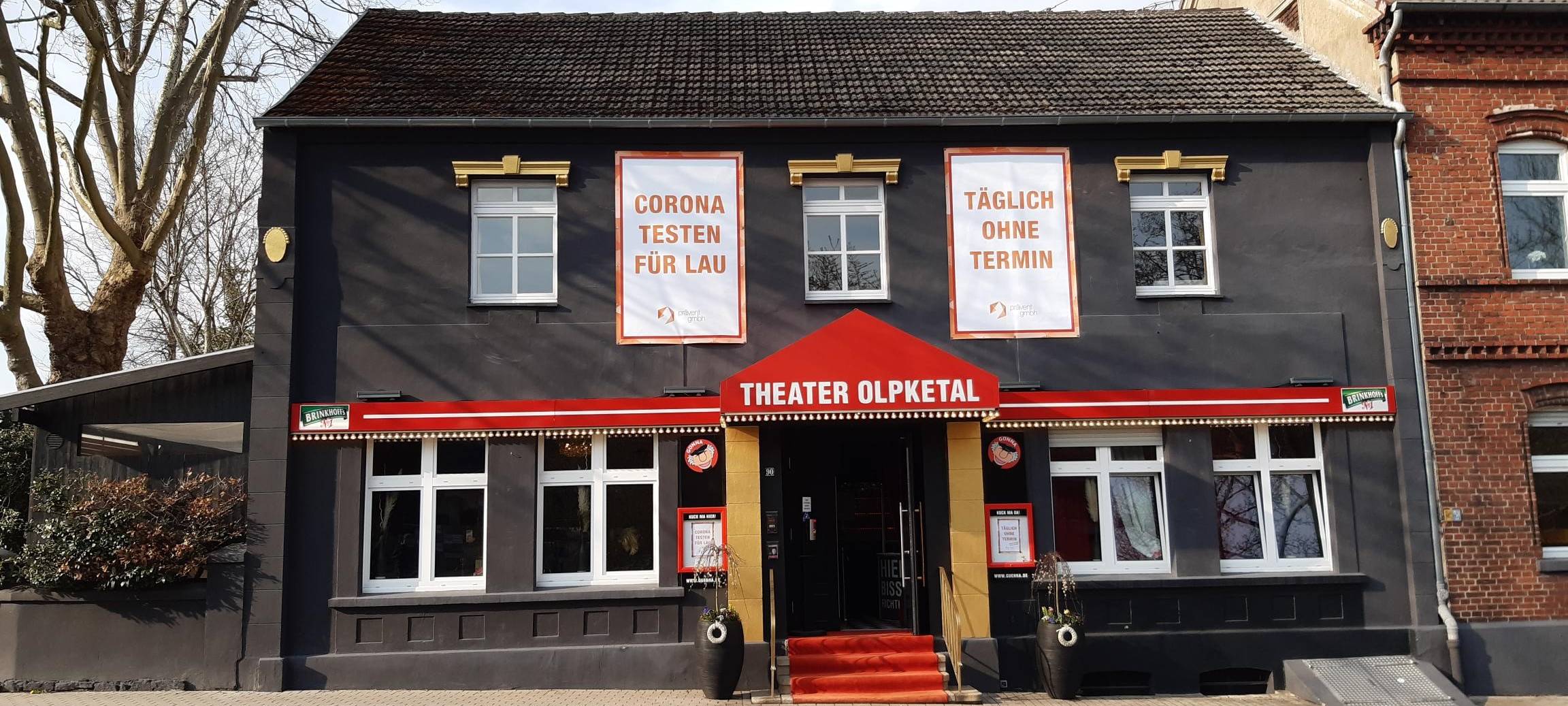 Testzentren sprießen aktuell wie Pilze aus dem Boden. Am Donnerstag (8.4.) ist ein besonderer Ort an den Start gegangen: Das Theater Olpketal im Dortmunder Süden. Das Theater gehört Bruno Knust, auch bekannt als Günna. Er ist DER Comedian in Dortmund und ehemaliger Stadionsprecher vom BVB. Wir waren als erste im neuen Testzentrum.