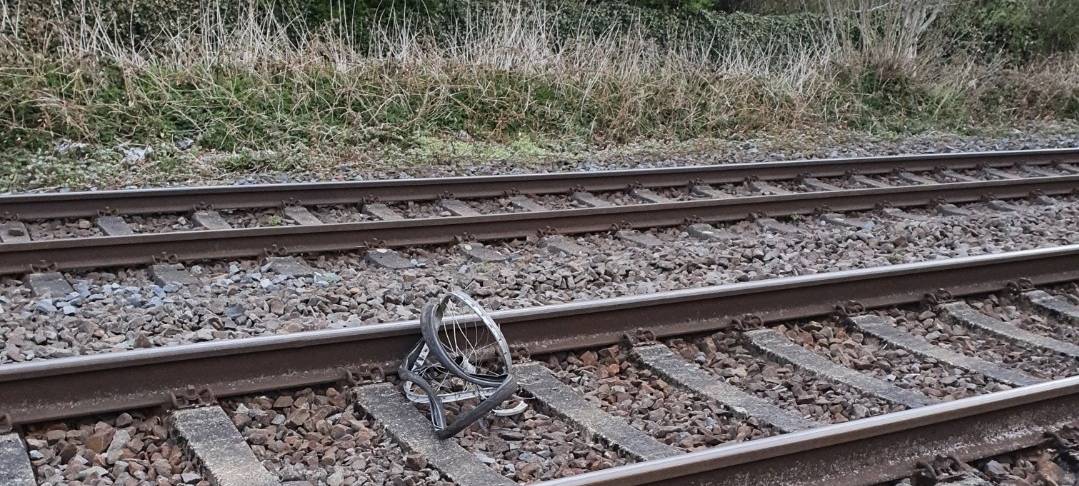 Dortmund: Unbekannte legen Bauzaun und Fahrradteile auf Gleise