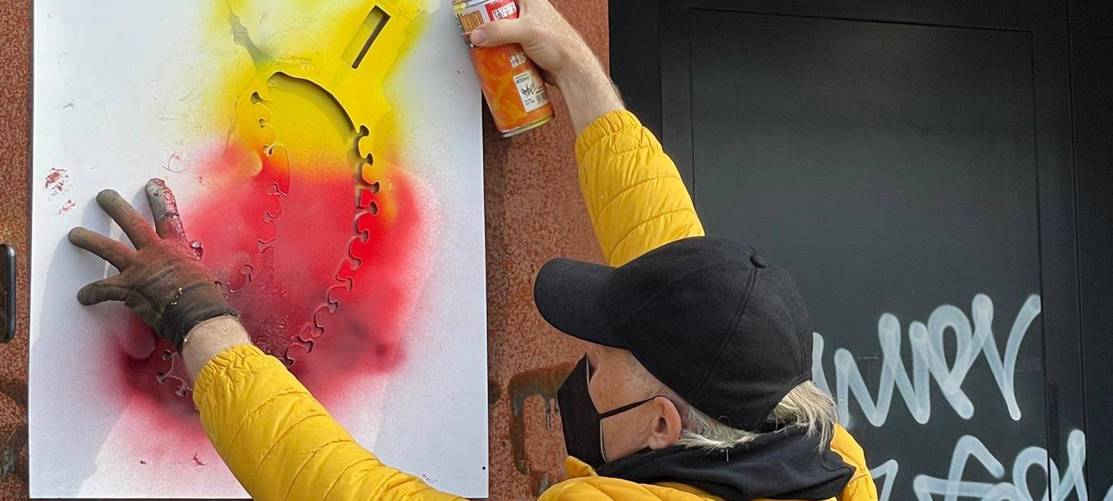 Bananensprayer verschönert Impfzentrum in Dortmund