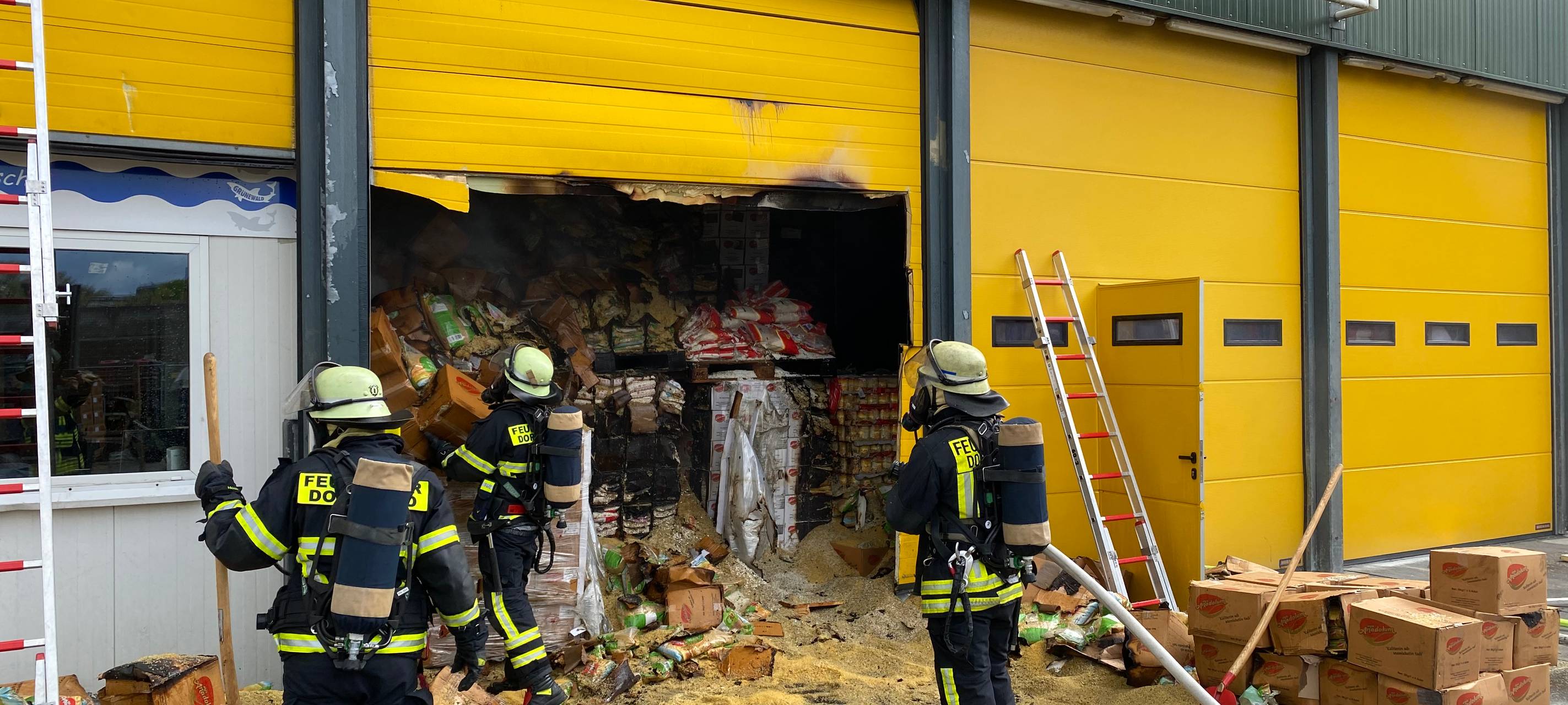 Um an die Paletten zu gelangen, musste ein Hallentor gewaltsam geöffnet werden.