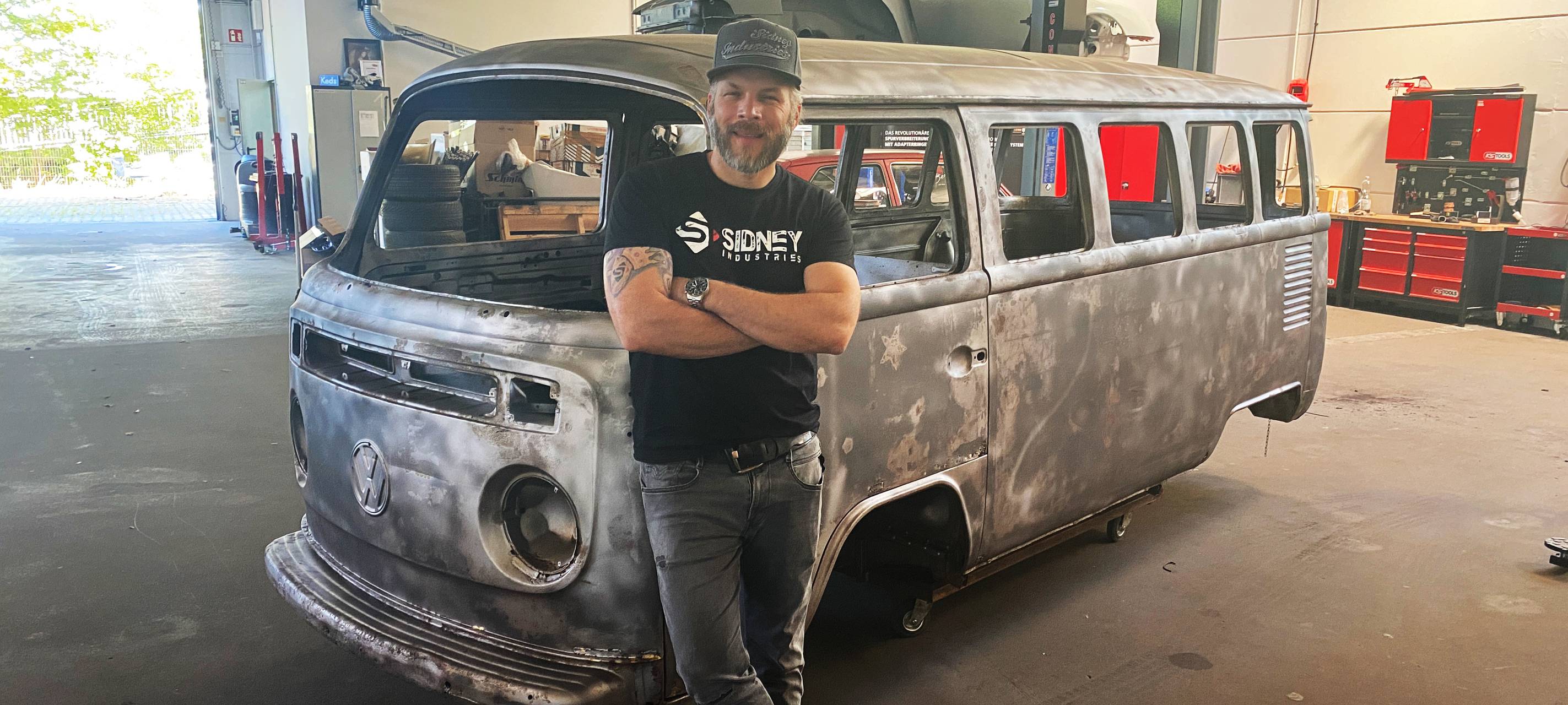 Sidney Hoffmann mit seinem E-Bulli.