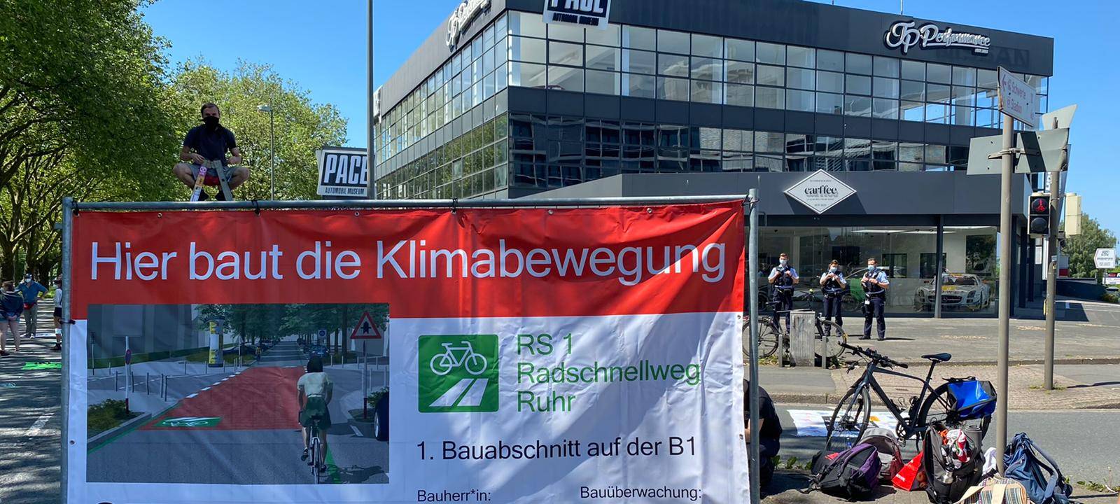 Umweltaktivisten blockieren B1 in Dortmund