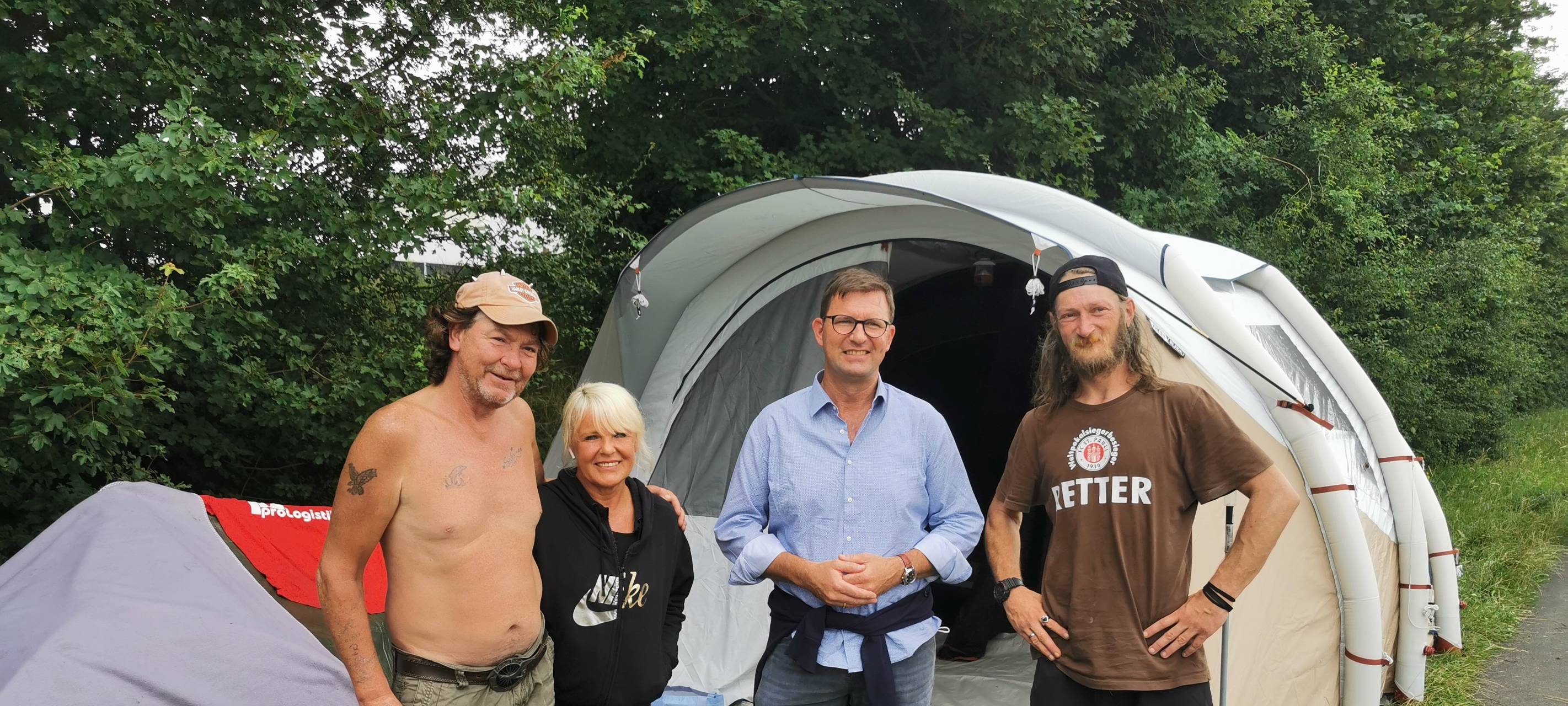 Dortmunder Dachdecker schenken obdachlosen Männern ein neues Zelt