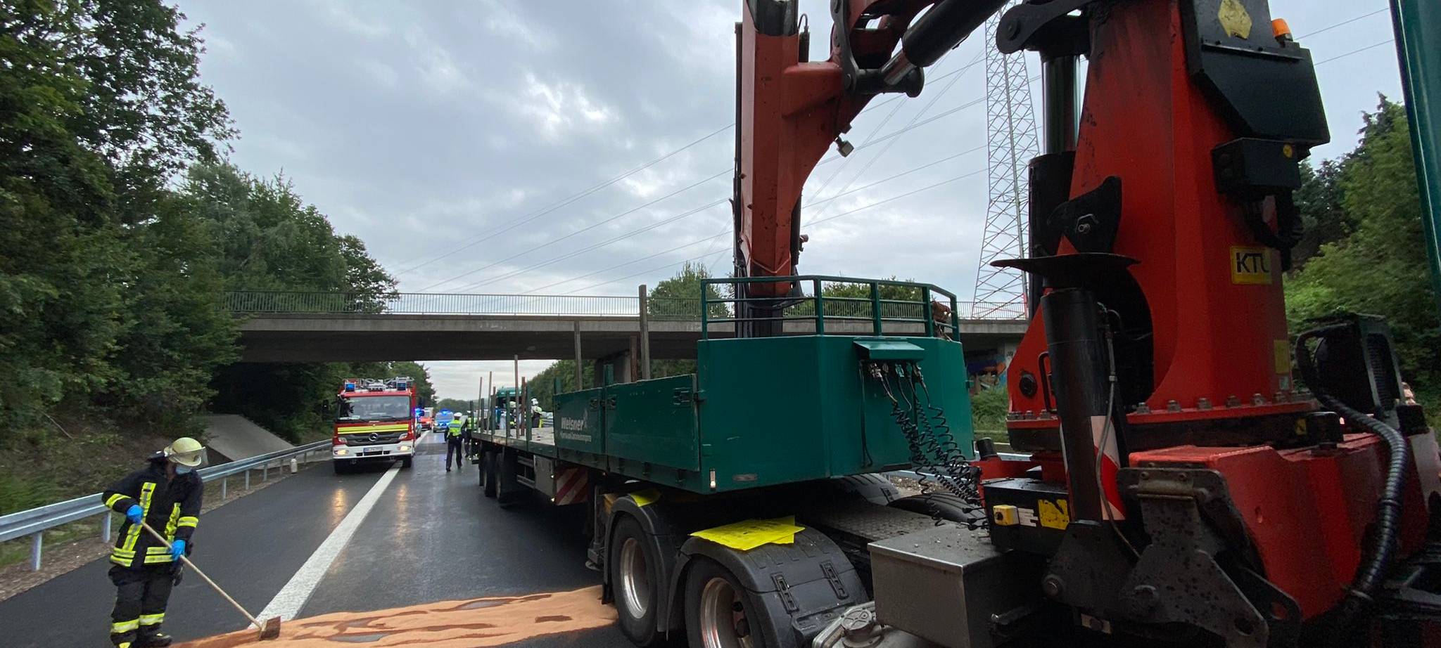 Dortmund: LKW prallt gegen Brücke auf B236