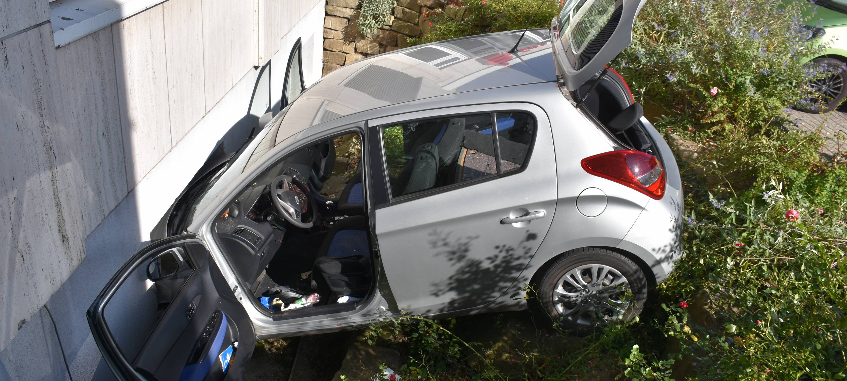 Dortmund: Auto stürzt Böschung herab