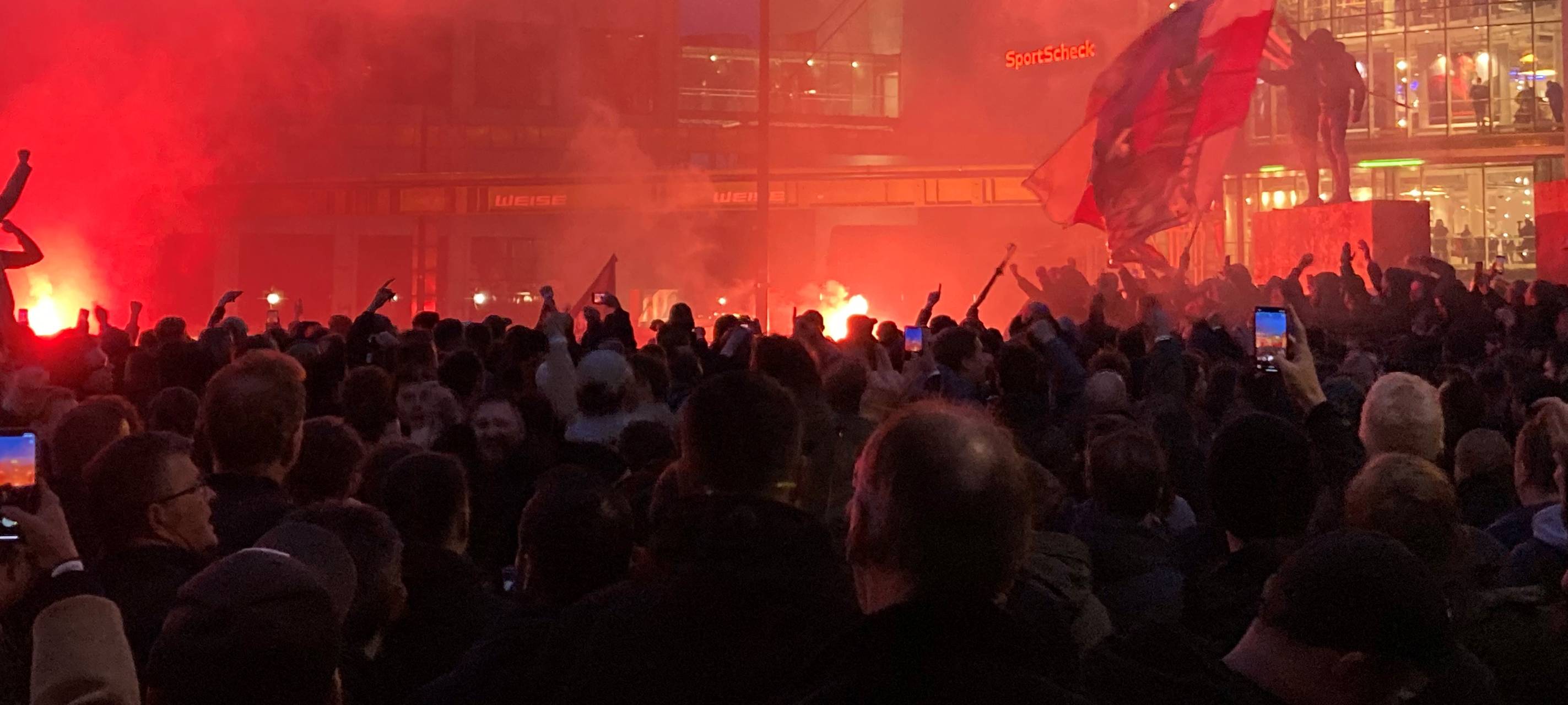 Pyrotechnik rund um das BVB-Spiel beschäftigt Dortmunder Polizei