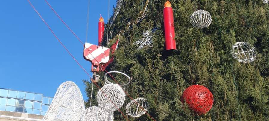 Bau für Dortmunder Riesen-Weihnachtsbaum beginnt