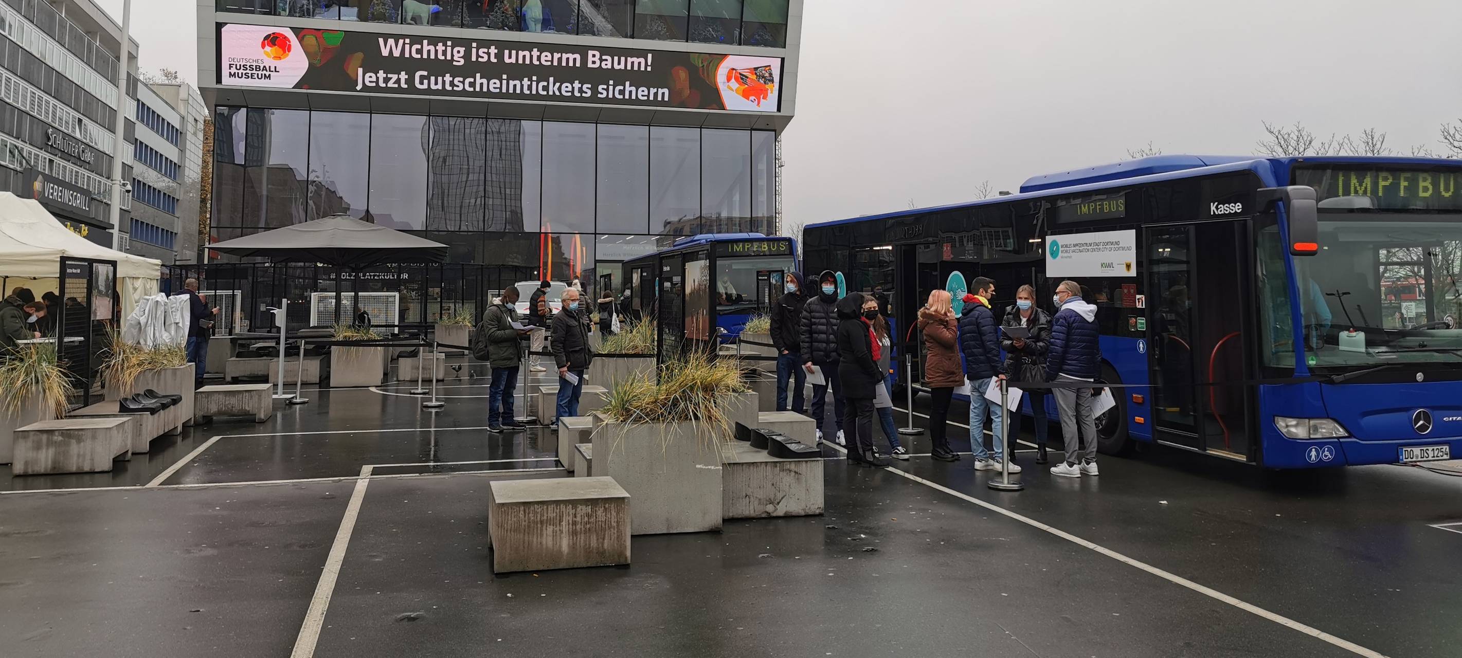Weiter lange Schlangen vor den Impfstellen in Dortmund