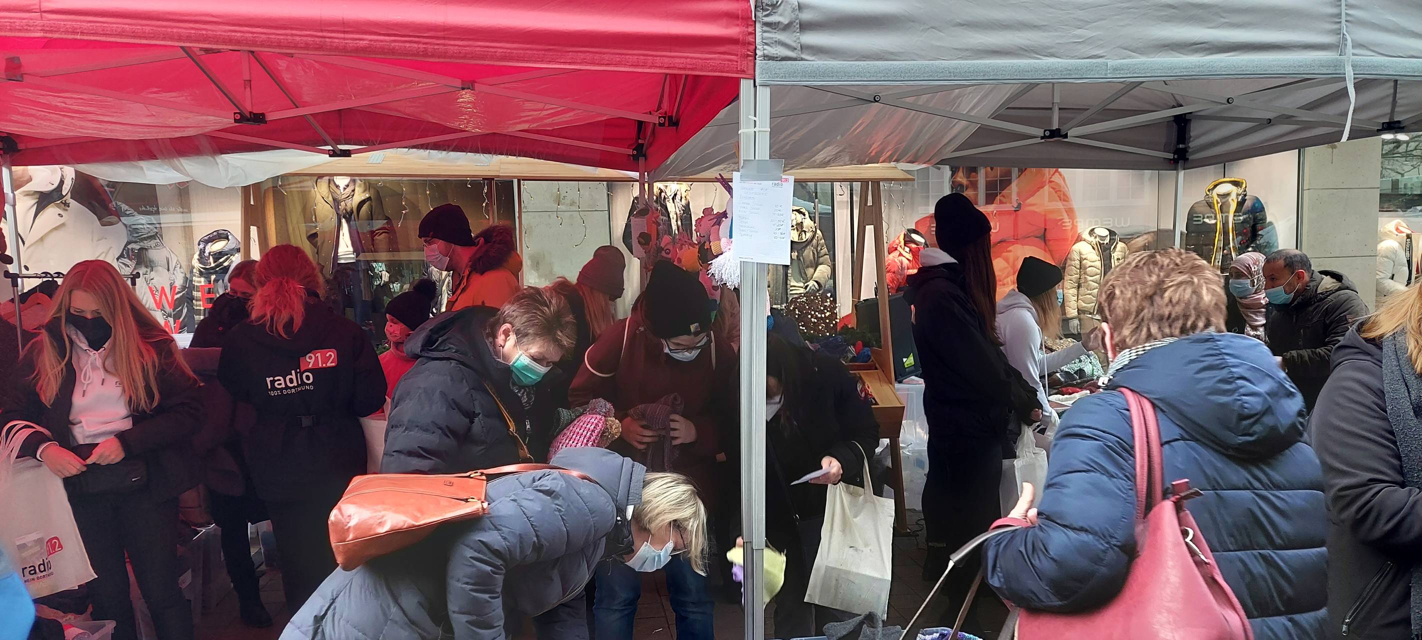 Schals und Socken, das muss rocken! Radio 91.2 strickt für Lichtblicke