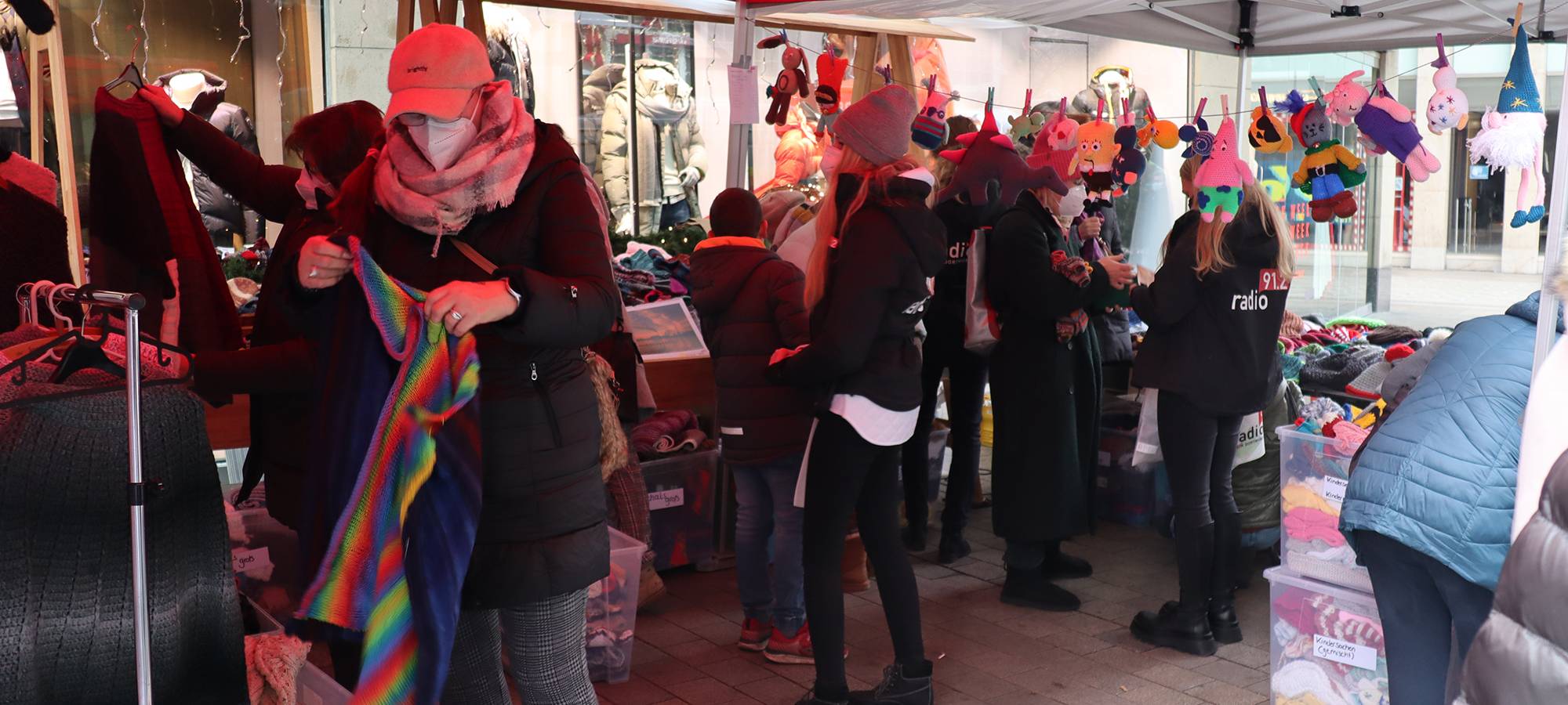 Schals und Socken, das muss rocken! Radio 91.2 strickt für Lichtblicke