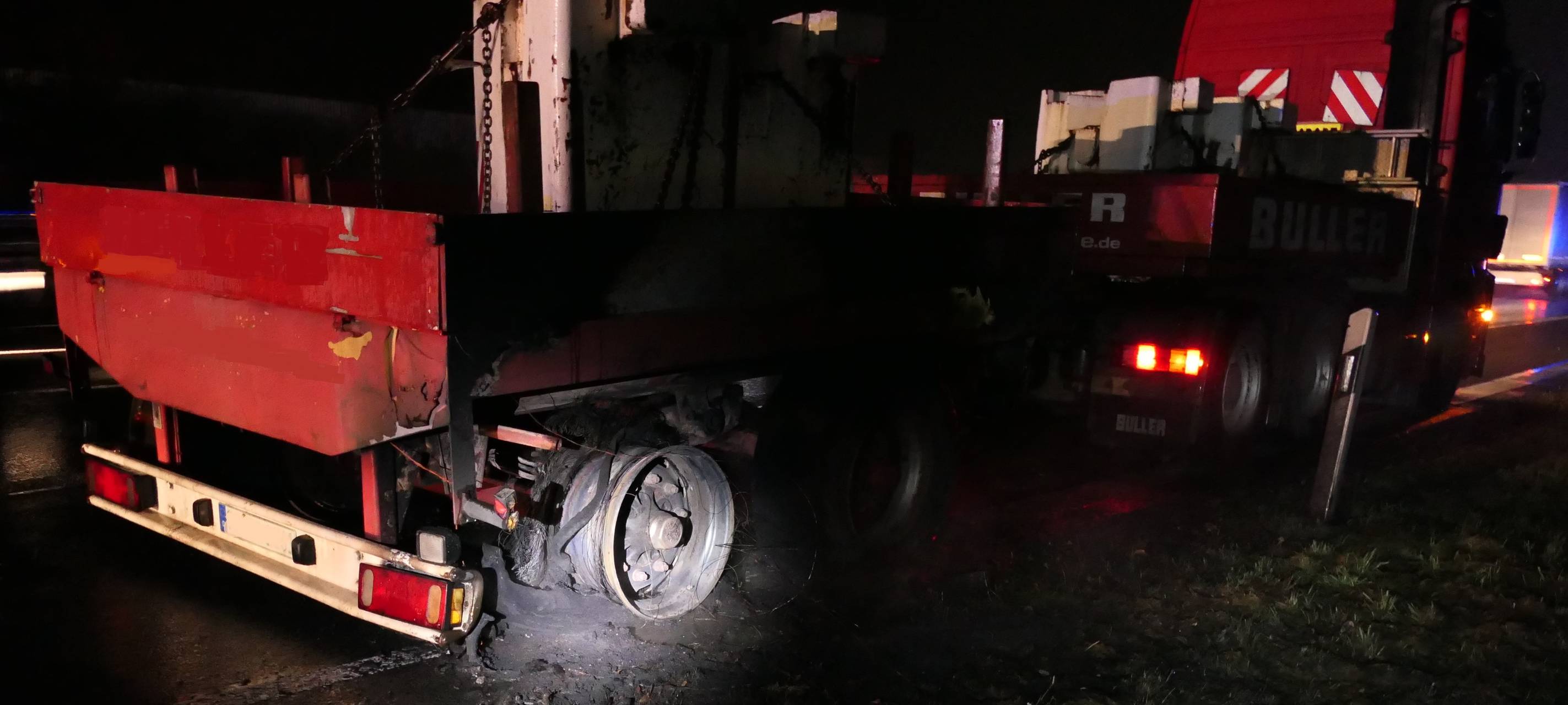 Dortmund: LKW-Anhänger brennt während der Fahrt