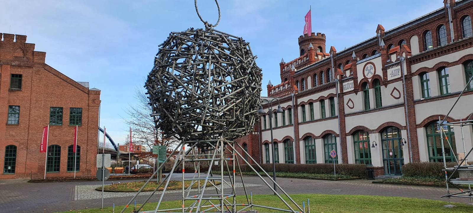 Schwerste Christbaumkugel steht in Dortmund