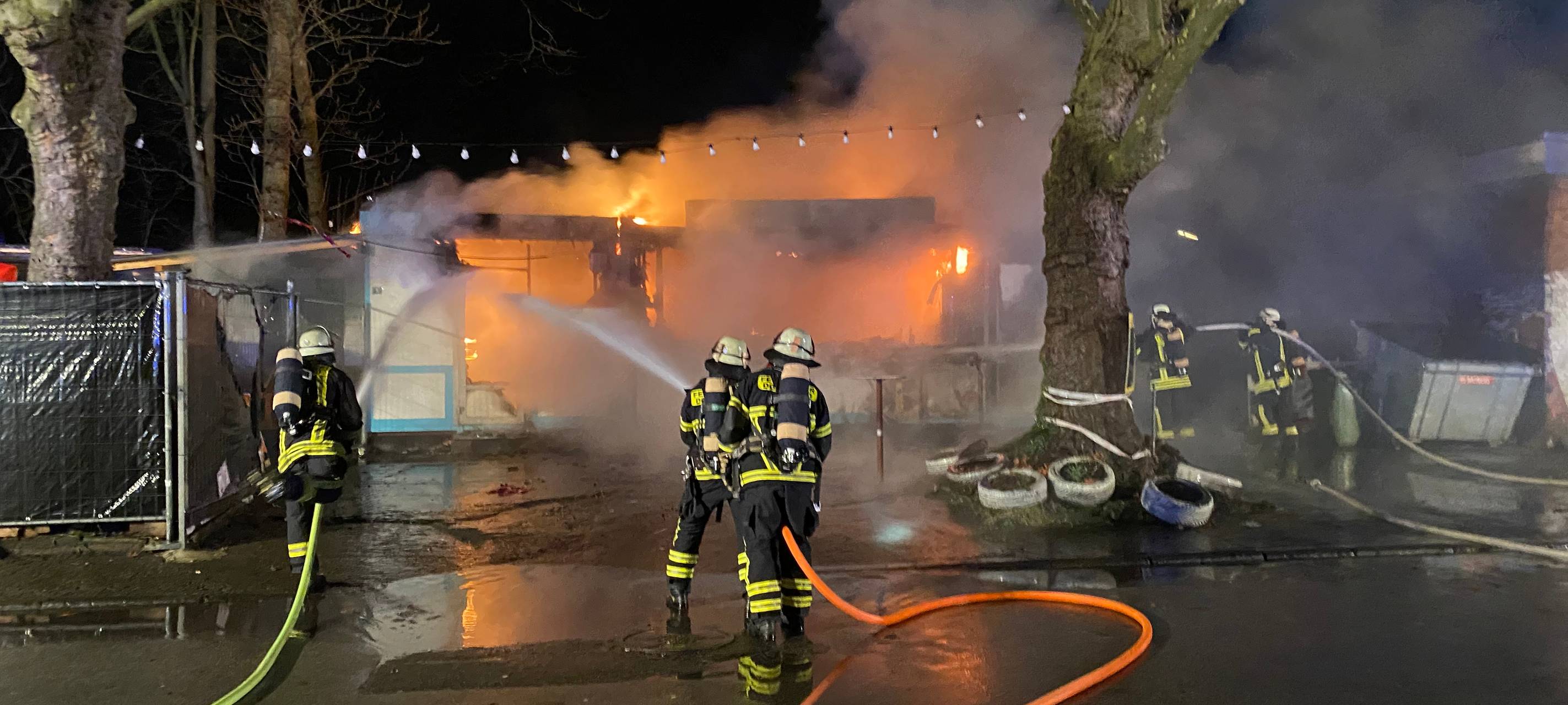 Nach Imbissbuden-Brand: Polizei sucht Brandstifter