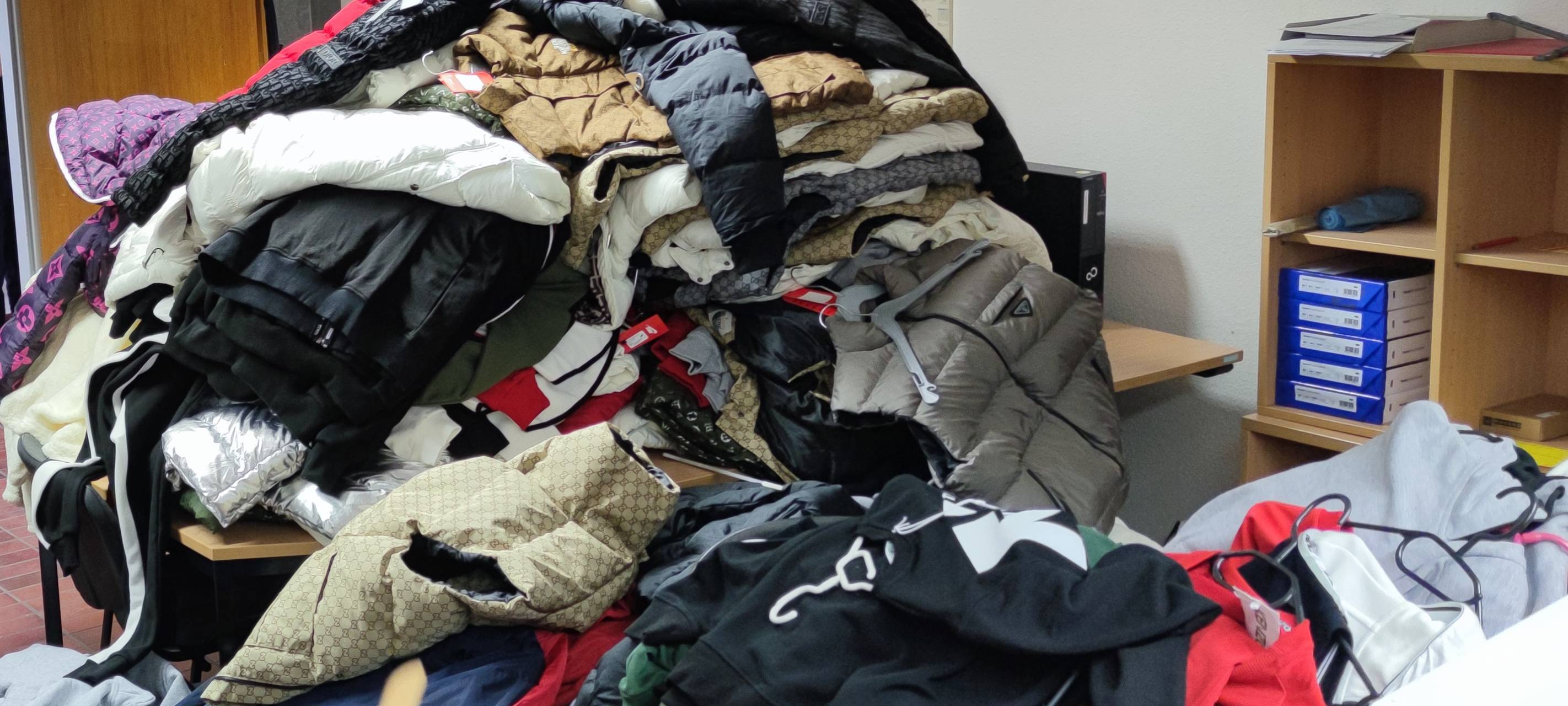 Polizei Dortmund stellt gefälschte Markenkleidung sicher