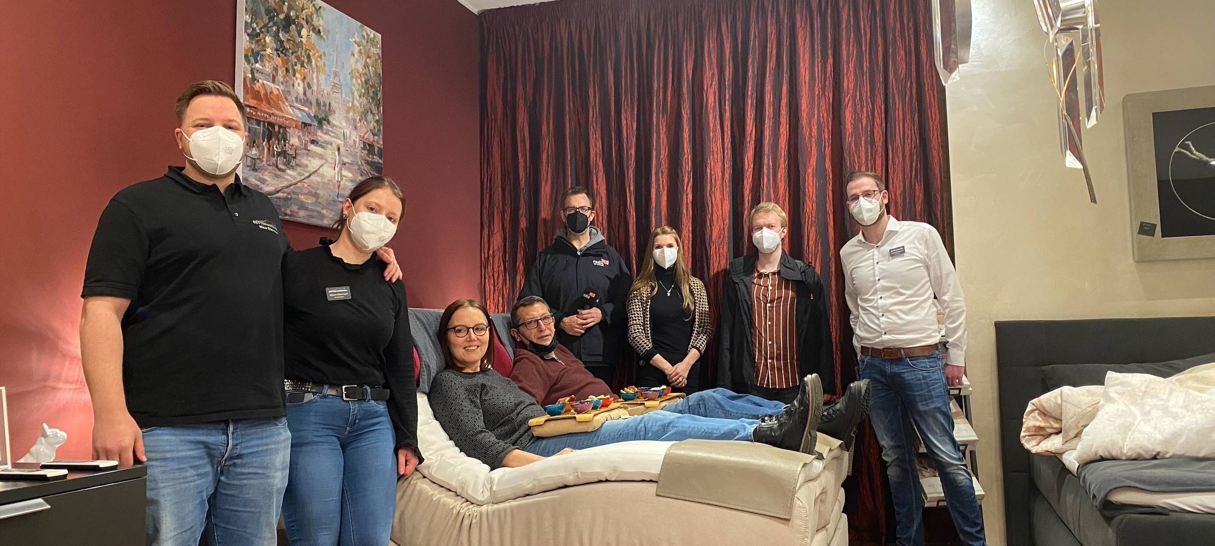 Das geheimnisvolle Geschenk: Radio 91.2-Hörer gewinnt VIP-Shopping bei Betten Bormann