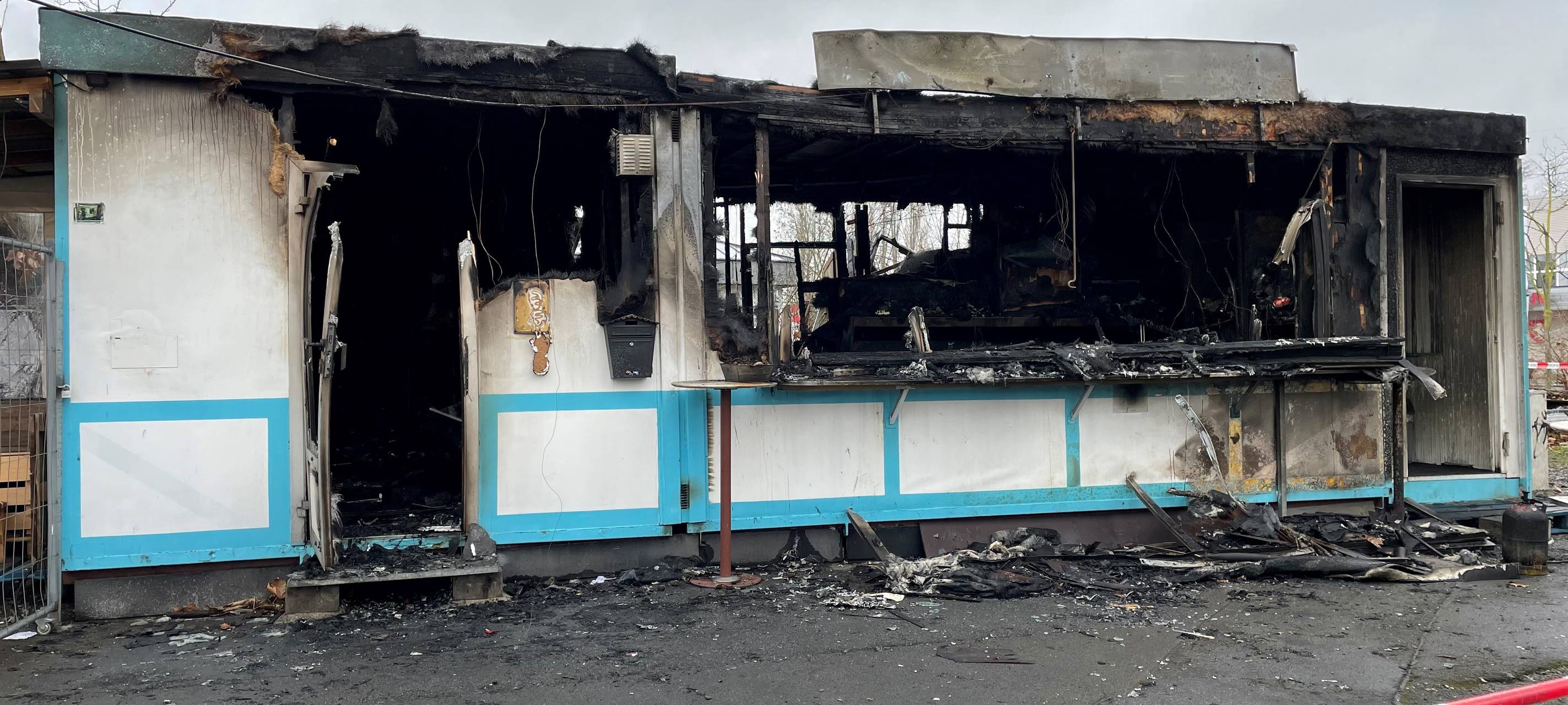 Nach Imbissbuden-Brand: Polizei sucht Brandstifter