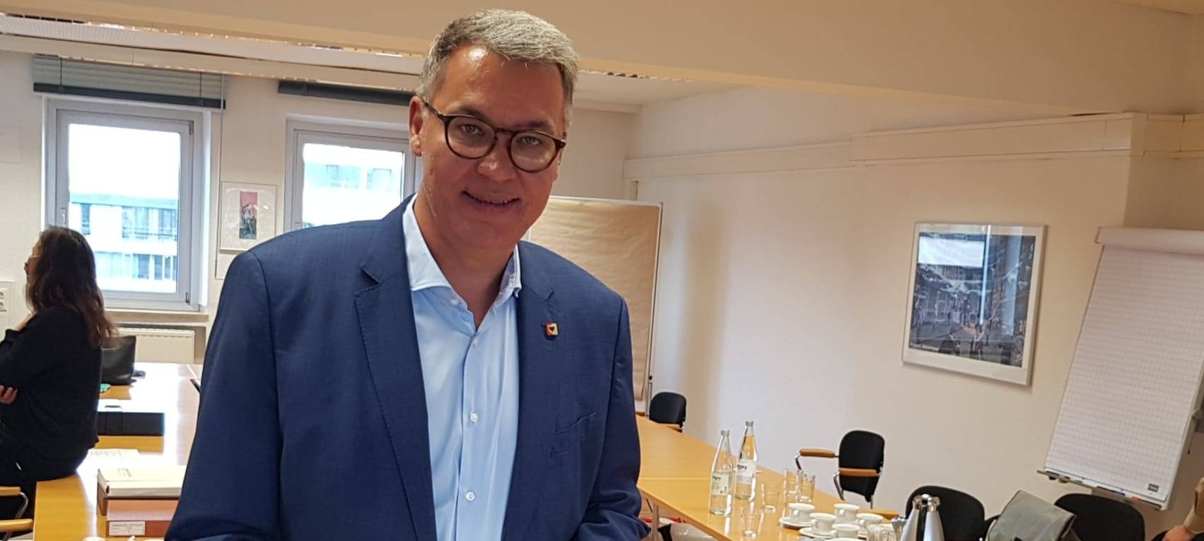 Oberbürgermeister Thomas Westphal mit dem Goldenen Buch der Stadt Dortmund