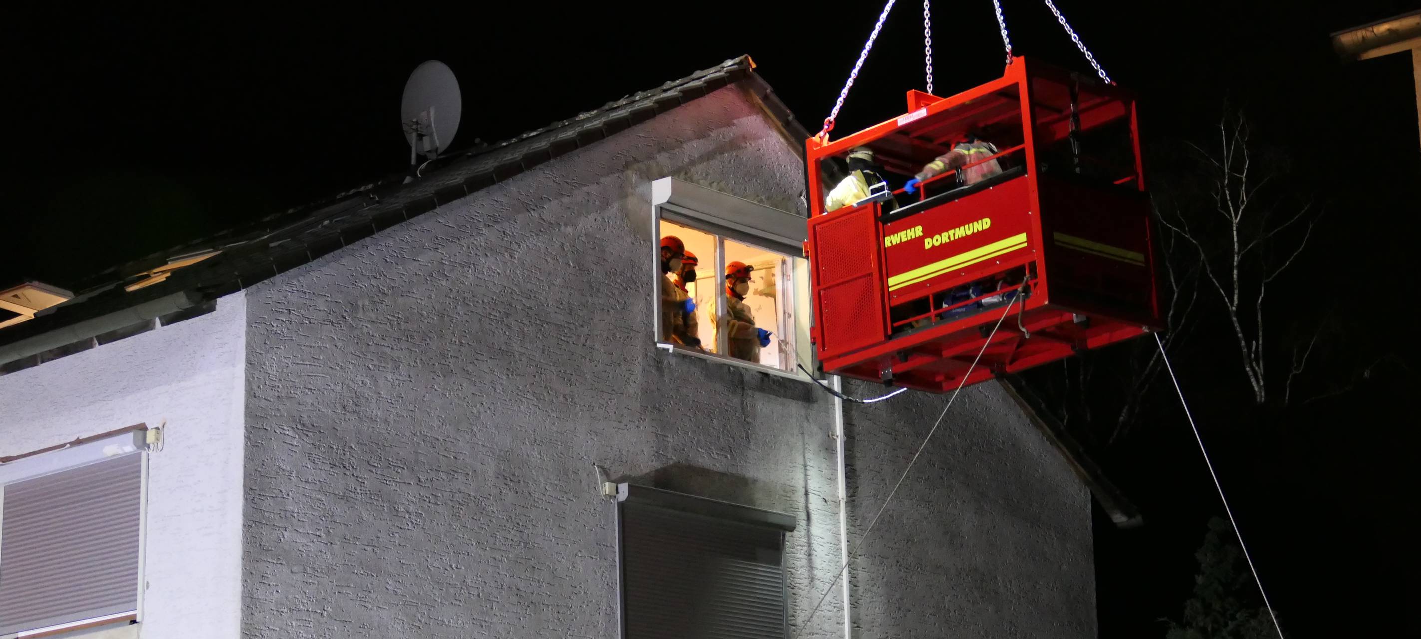 Mit einem Personentransportkorb wurde die Patientin aus der Dachgeschoßwohnung geholt