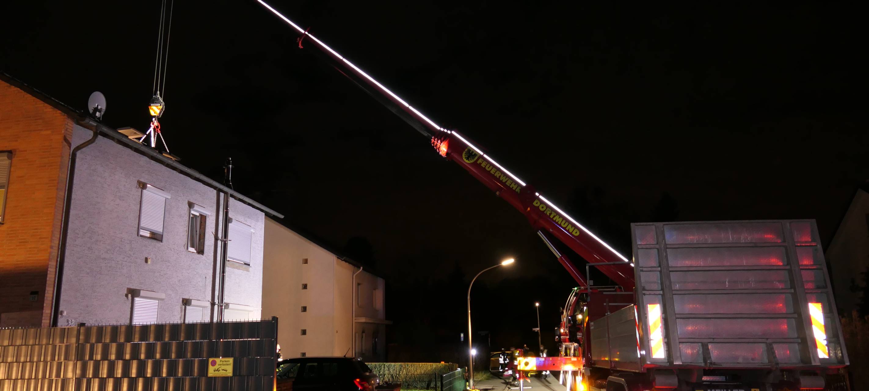 Für den Transport wurde der Kran der Feuerwehr eingesetzt