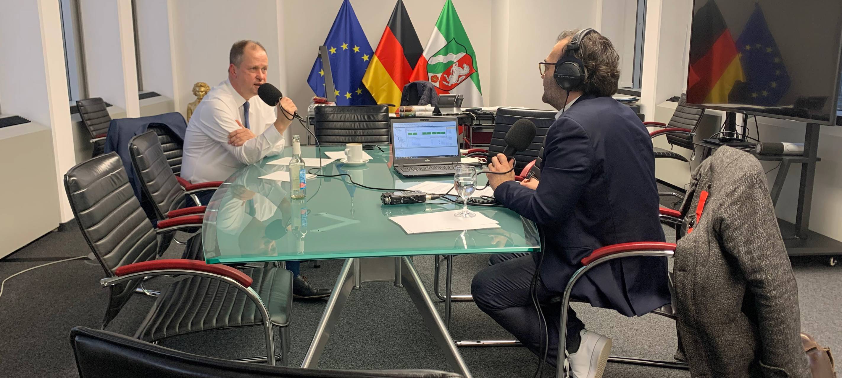 NRW-Familienminister Joachim Stamp im Interview mit José Narciandi