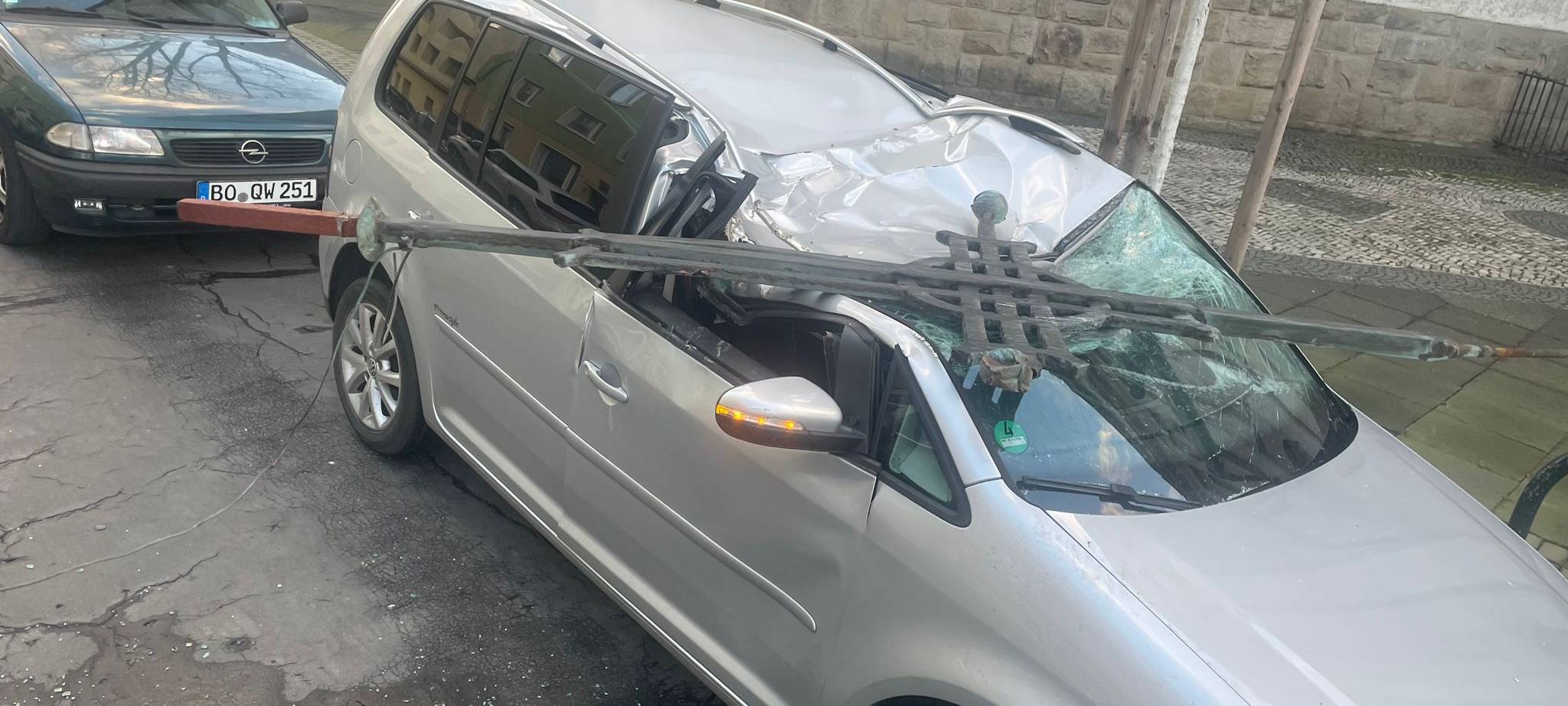 Kreuz kracht auf Auto, Baum stürzt auf Bistrogast