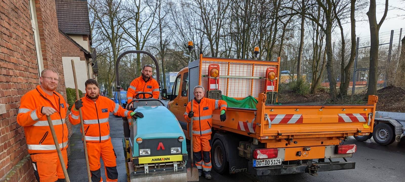 Bürgersteig wird asphaltiert vom Tiefbauamt Dortmund.