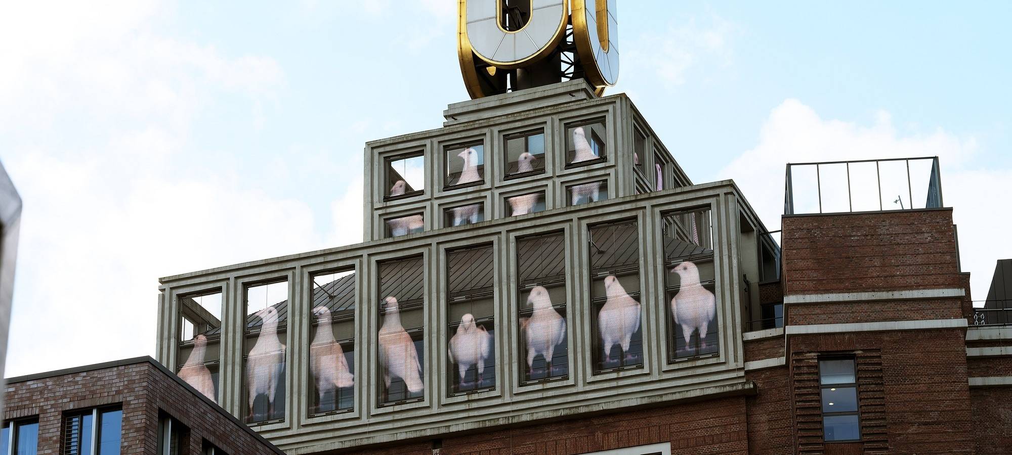 Dortmunder U: Die Fliegenden Bilder von Adolf Winkelmann zeigen aufgrund des Angriffs auf die Ukraine weiße Tauben.