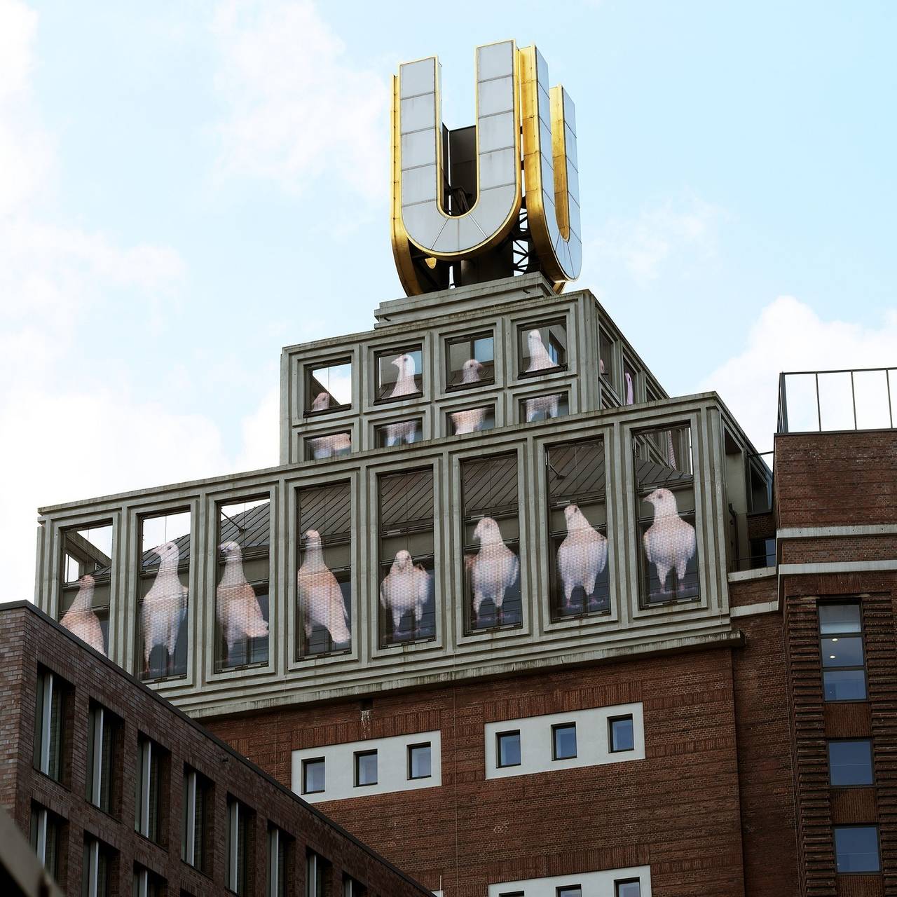 Dortmunder U: Die Fliegenden Bilder von Adolf Winkelmann zeigen aufgrund des Angriffs auf die Ukraine weiße Tauben.