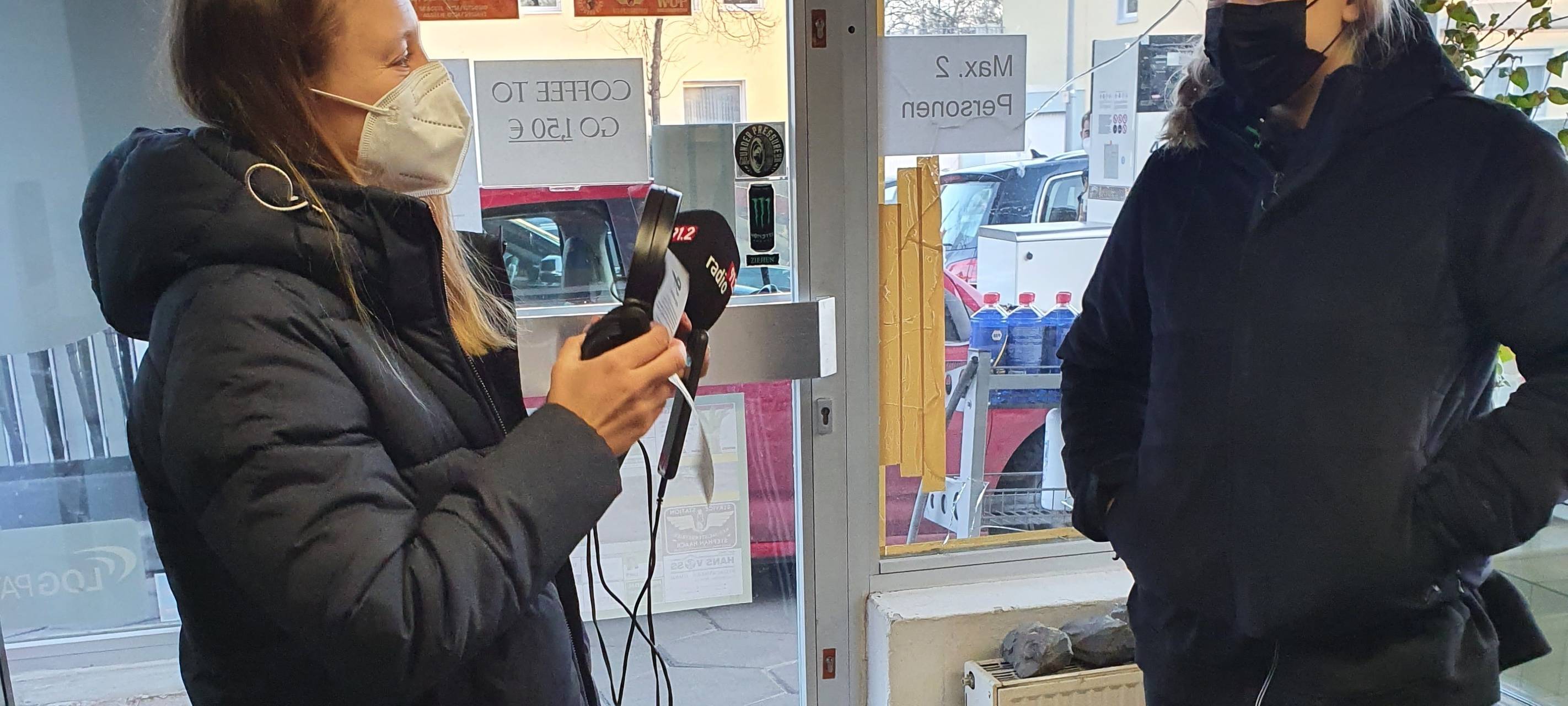 Helden der Frühschicht an der Tankstelle