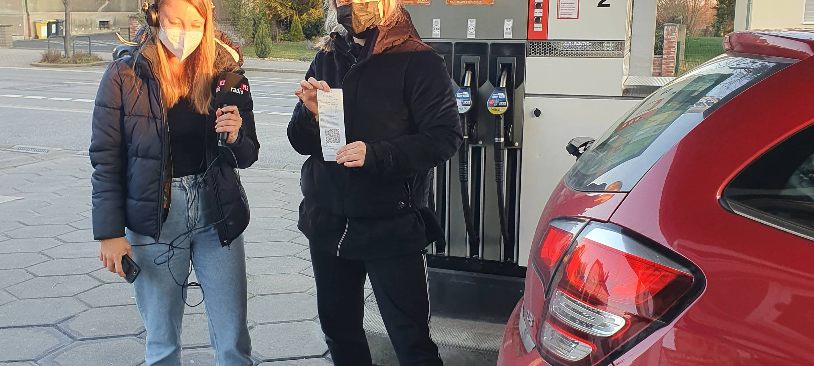 Helden der Frühschicht an der Tankstelle