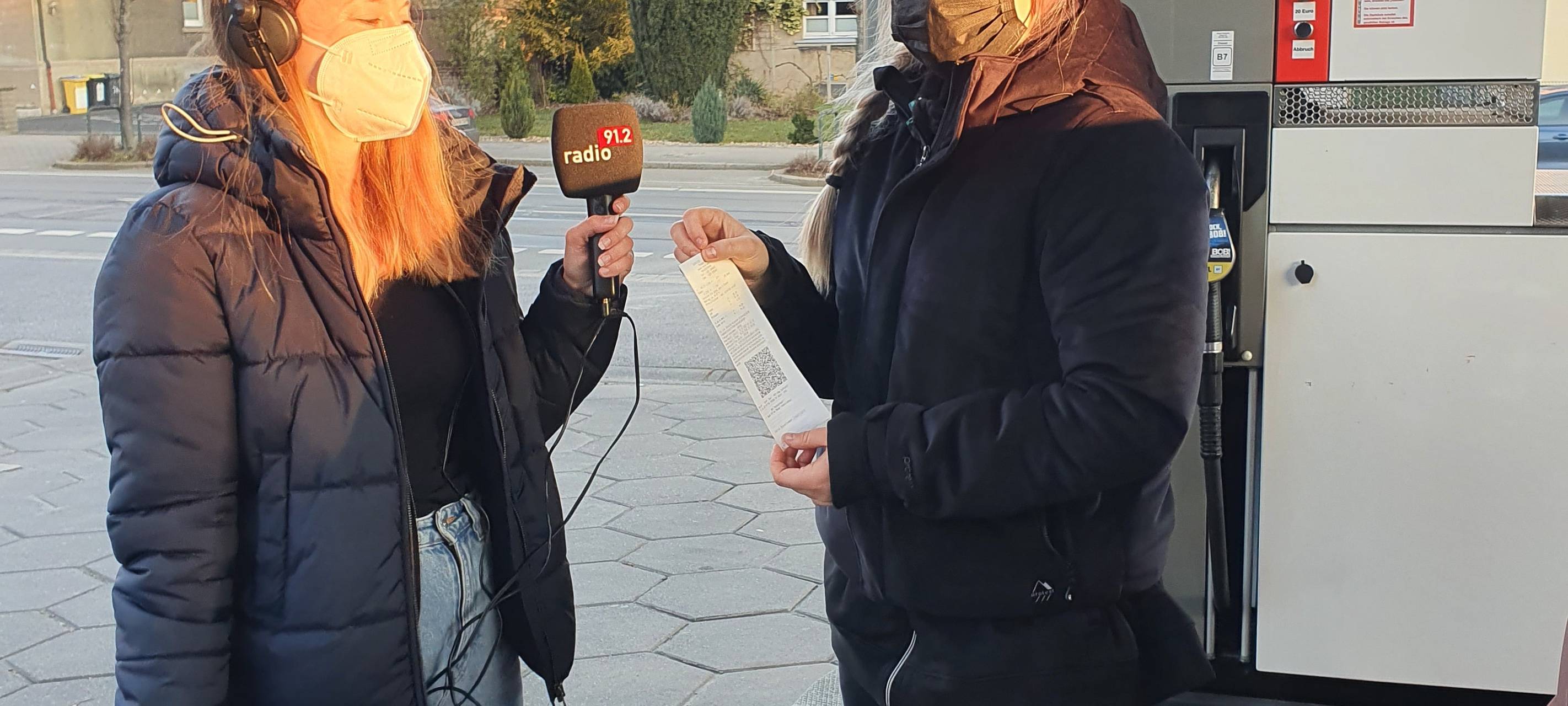 Helden der Frühschicht an der Tankstelle