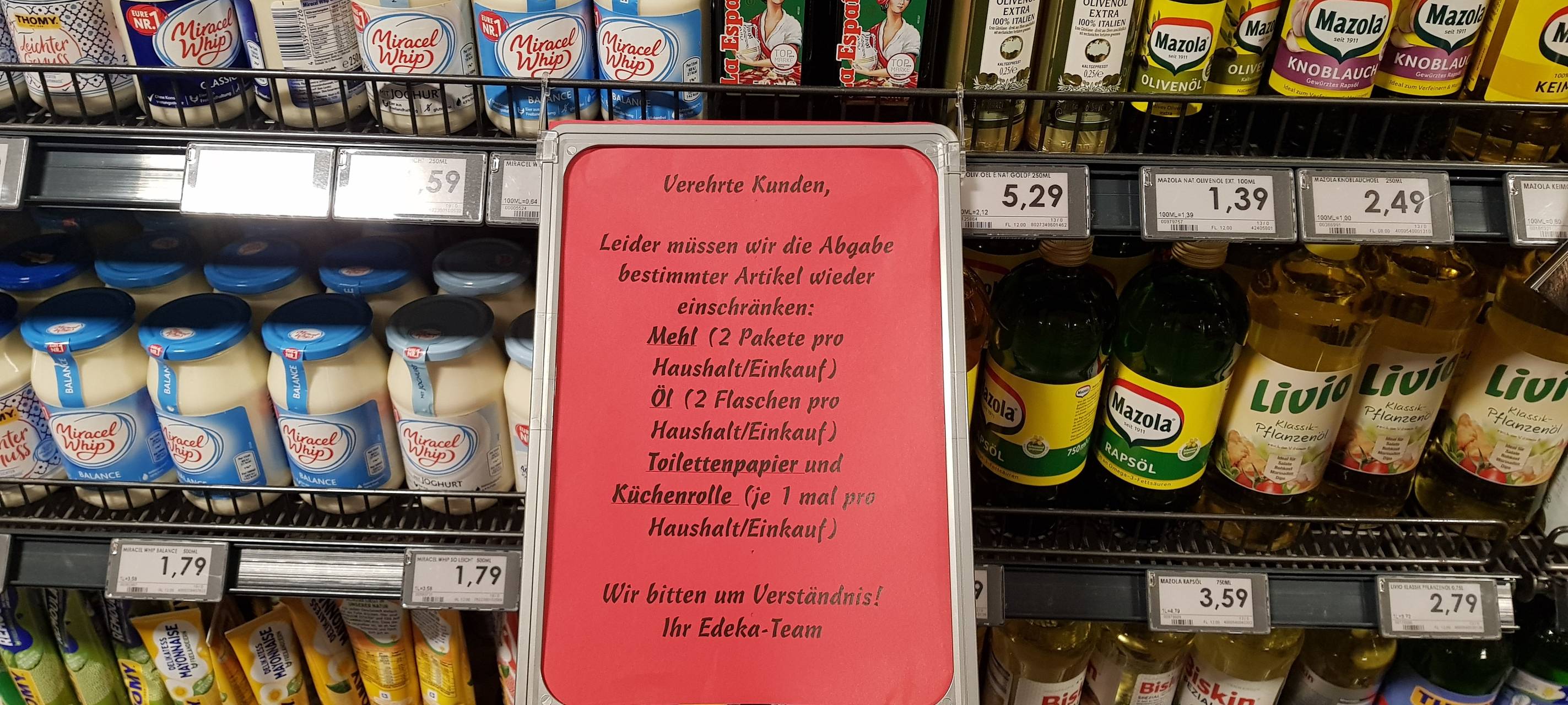 EDEKA-Filiale rationiert u.a. Speiseöl und Mehl in Dortmund