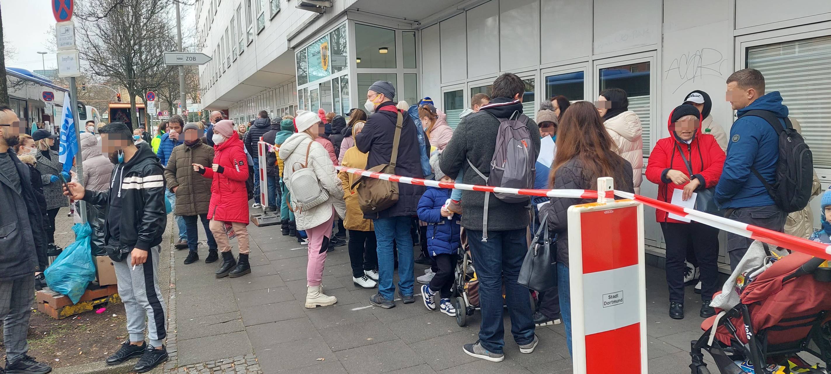 Geflüchtete Menschen aus der Ukraine warten vor dem Dortmunder Sozialamt.
