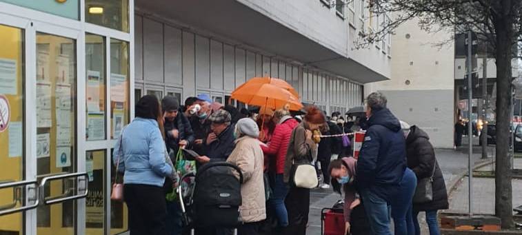 Ukraine-Krieg: Lange Warteschlangen am Dortmunder Sozialamt