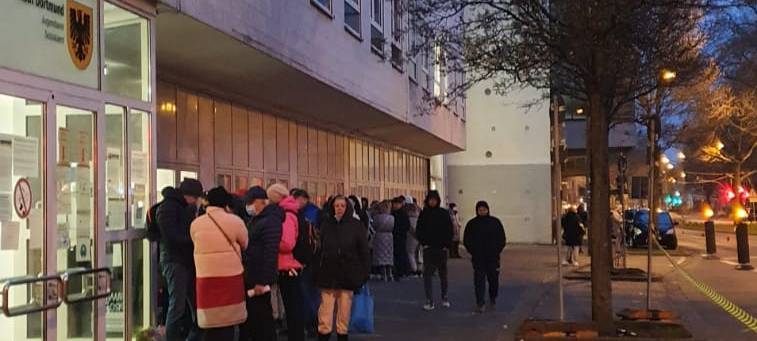 Ukraine-Krieg: Lange Warteschlangen am Dortmunder Sozialamt