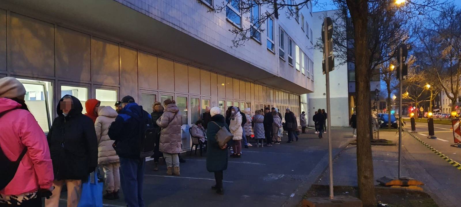 Ukraine-Krieg: Lange Warteschlangen am Dortmunder Sozialamt