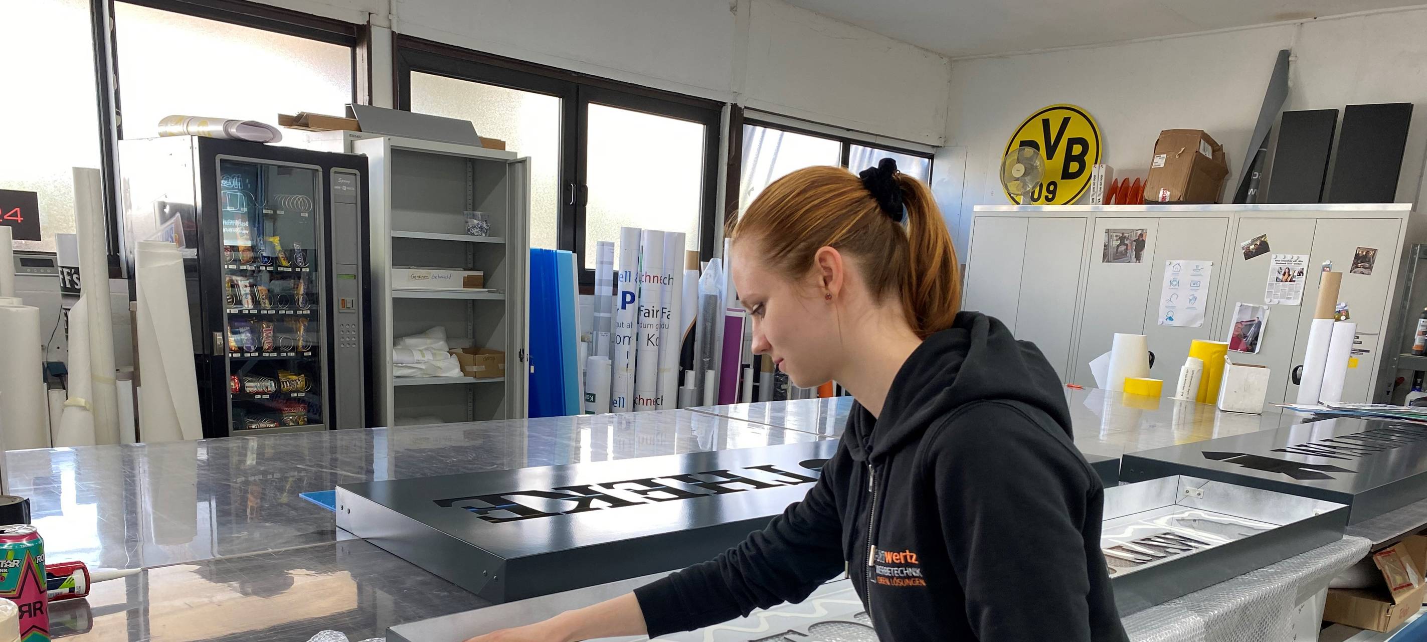 Nina Schönefeld (26) bei ihrer Arbeit als Lichtreklametechnikerin bei der Firma Neon Wertz in Dortmund